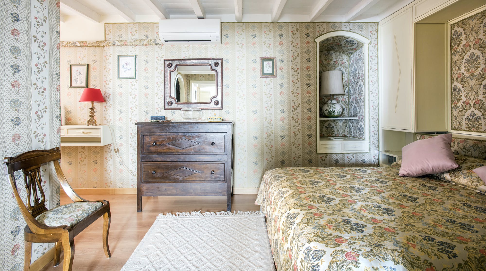 Casa Trevi Fontana: Charming 1-Bedroom Apartment Rental with Air-Con in Trevi Rome