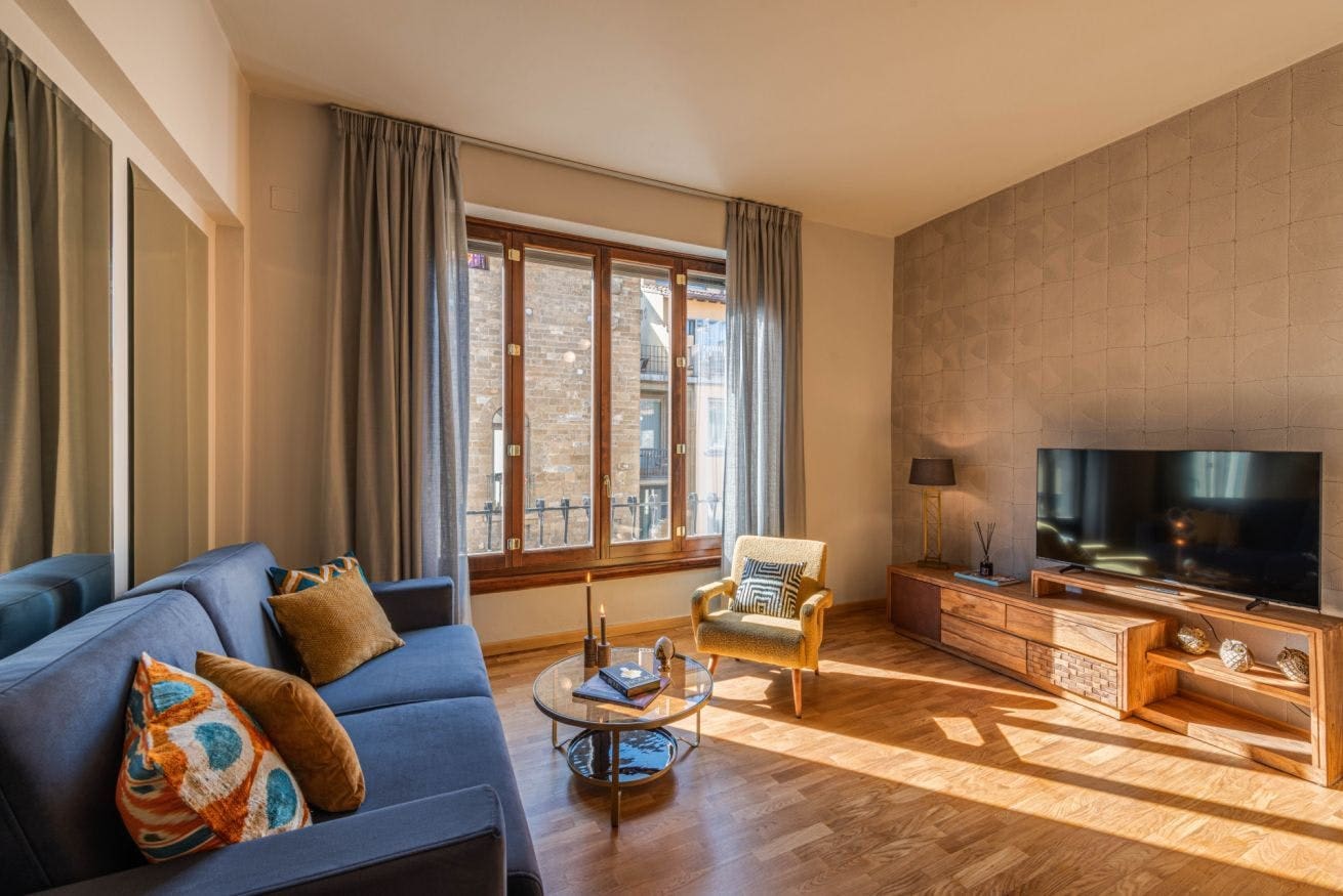 Villa Levante San Niccolò Ponte Vecchio: Spacious 2-Bedroom Apartment Rental with Air-Con in Ponte Vecchio, Florence