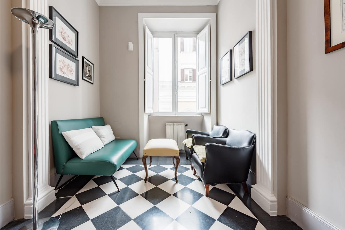 Casa Velia Roma: Stylish 3-Bedroom Apartment Rental with Air-Con near Colosseum Rome