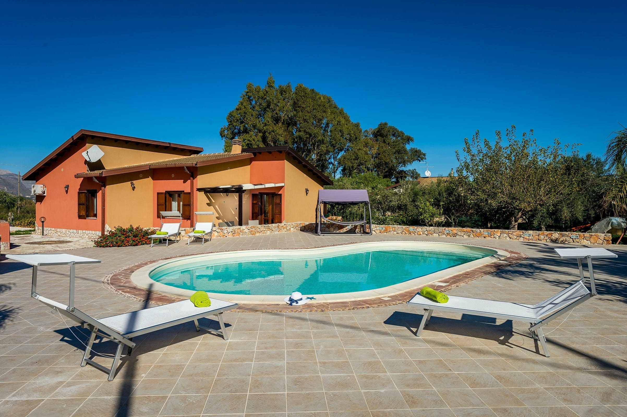 Casa Zagara Trapani Trapani: Charming 3-Bedroom Apartment with Pool and Sea Views, Trapani