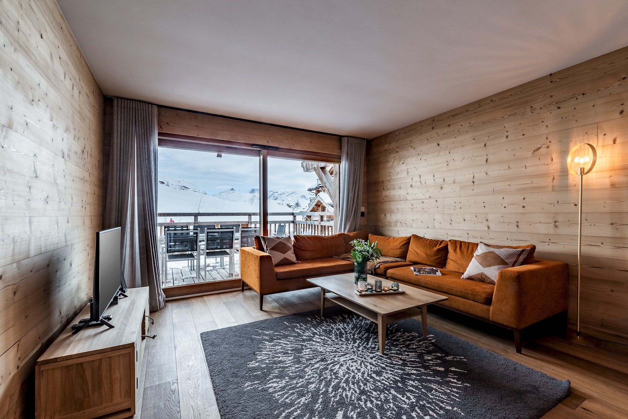 Chalet Alpeau Huez: 4-Bedroom Apartment Rental with Ski Access and Gym, The Three Valleys