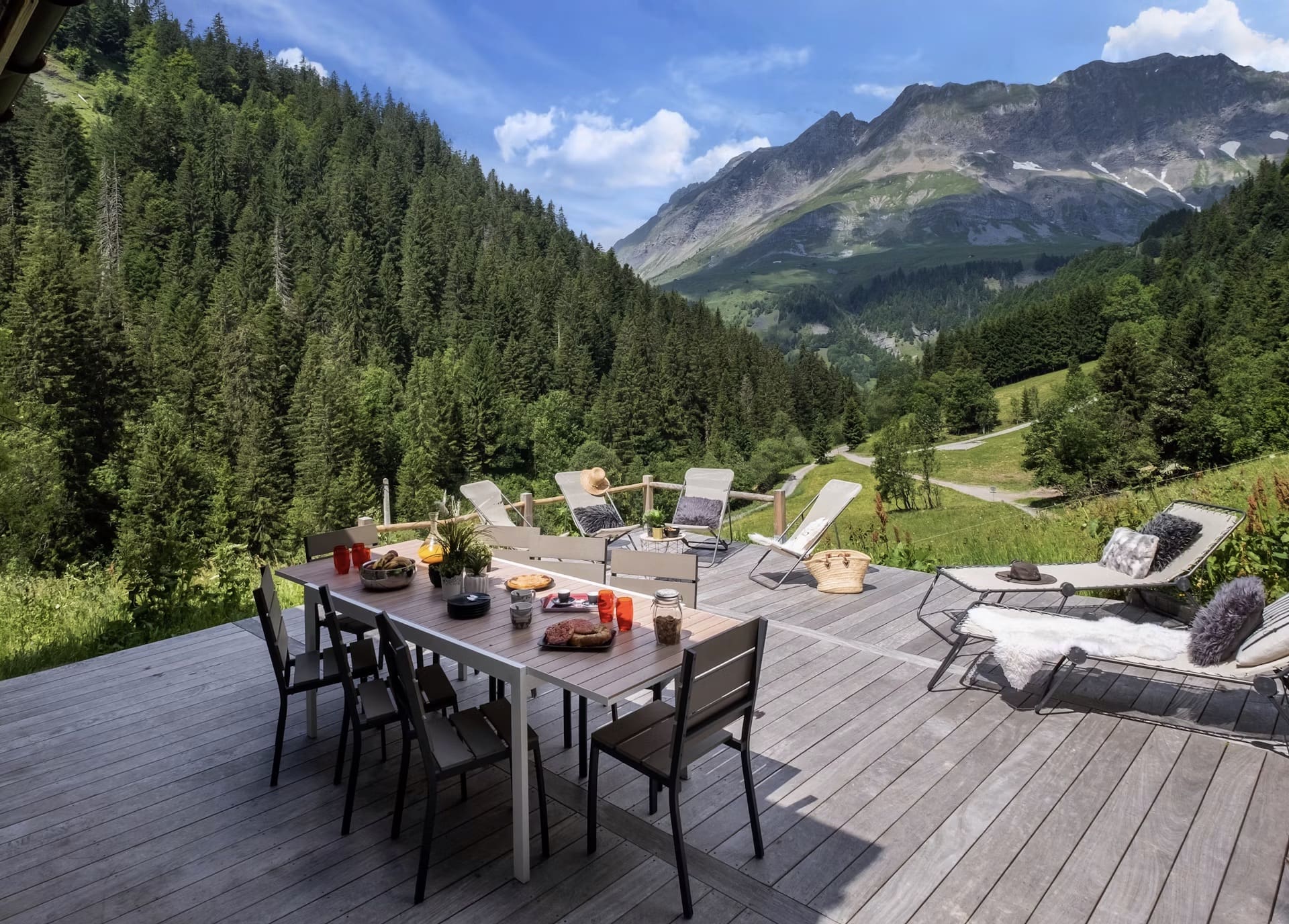 Chalet Aupet Savoy: Spacious 6-Bedroom Ski Chalet with Family-Friendly Features in Savoy