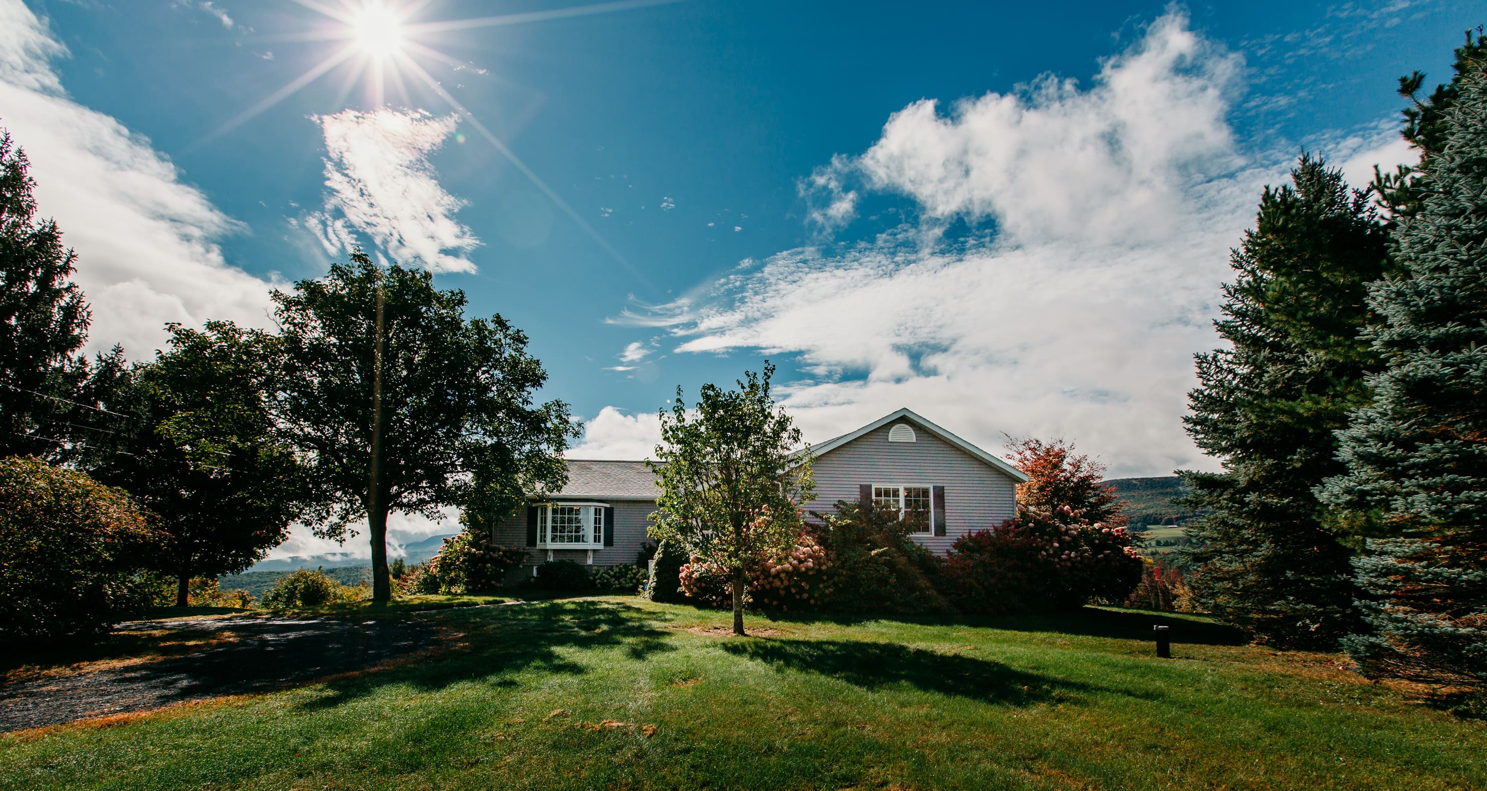 Chalet Bacchante Windham: Charming 3-Bedroom Ski Chalet Rental with Hot Tub in Windham