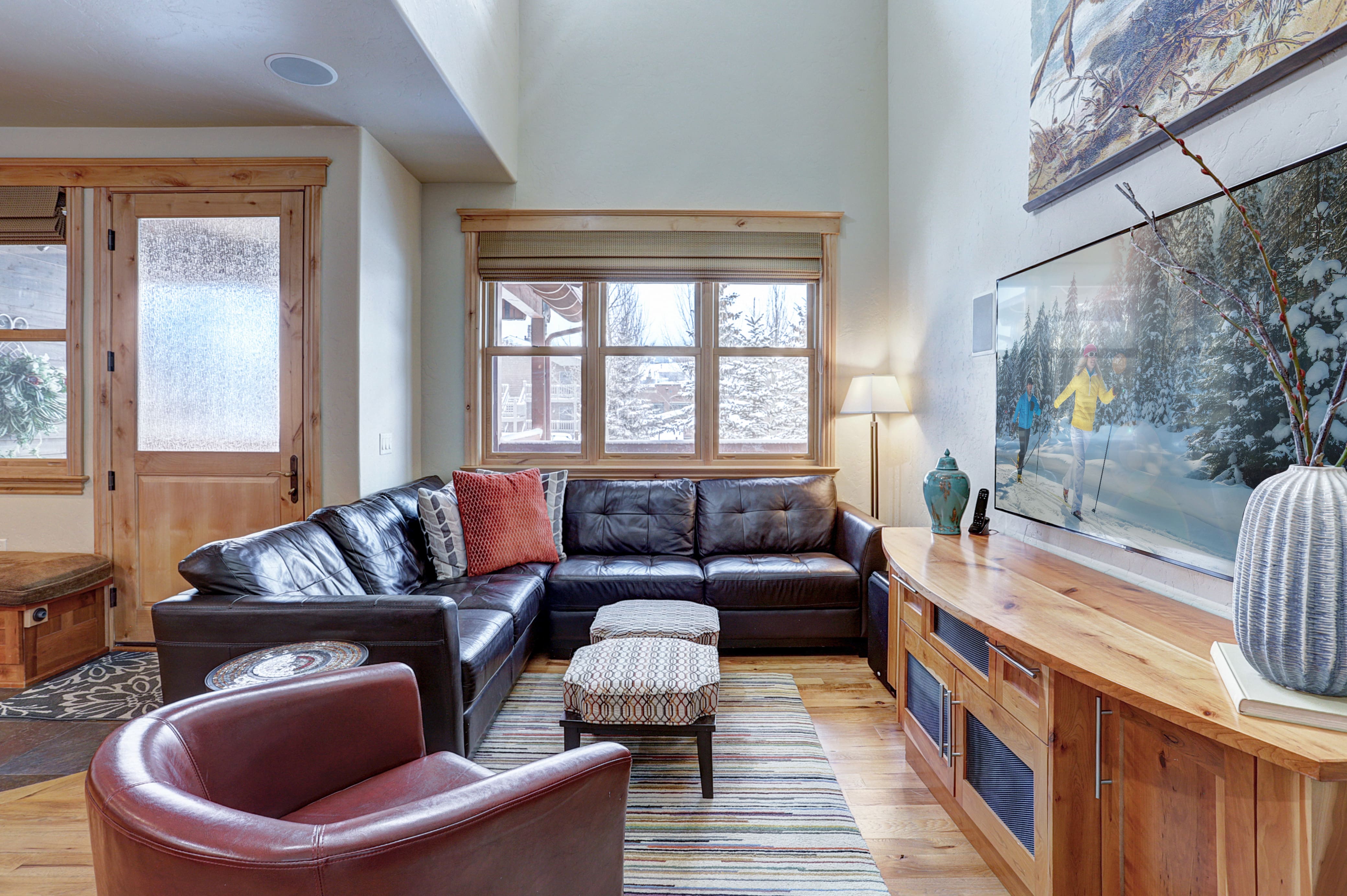 Villa Aurore Tenmile Breckenridge: Luxury 3-Bedroom Villa with Shared Hot Tub and Family Features, Breckenridge