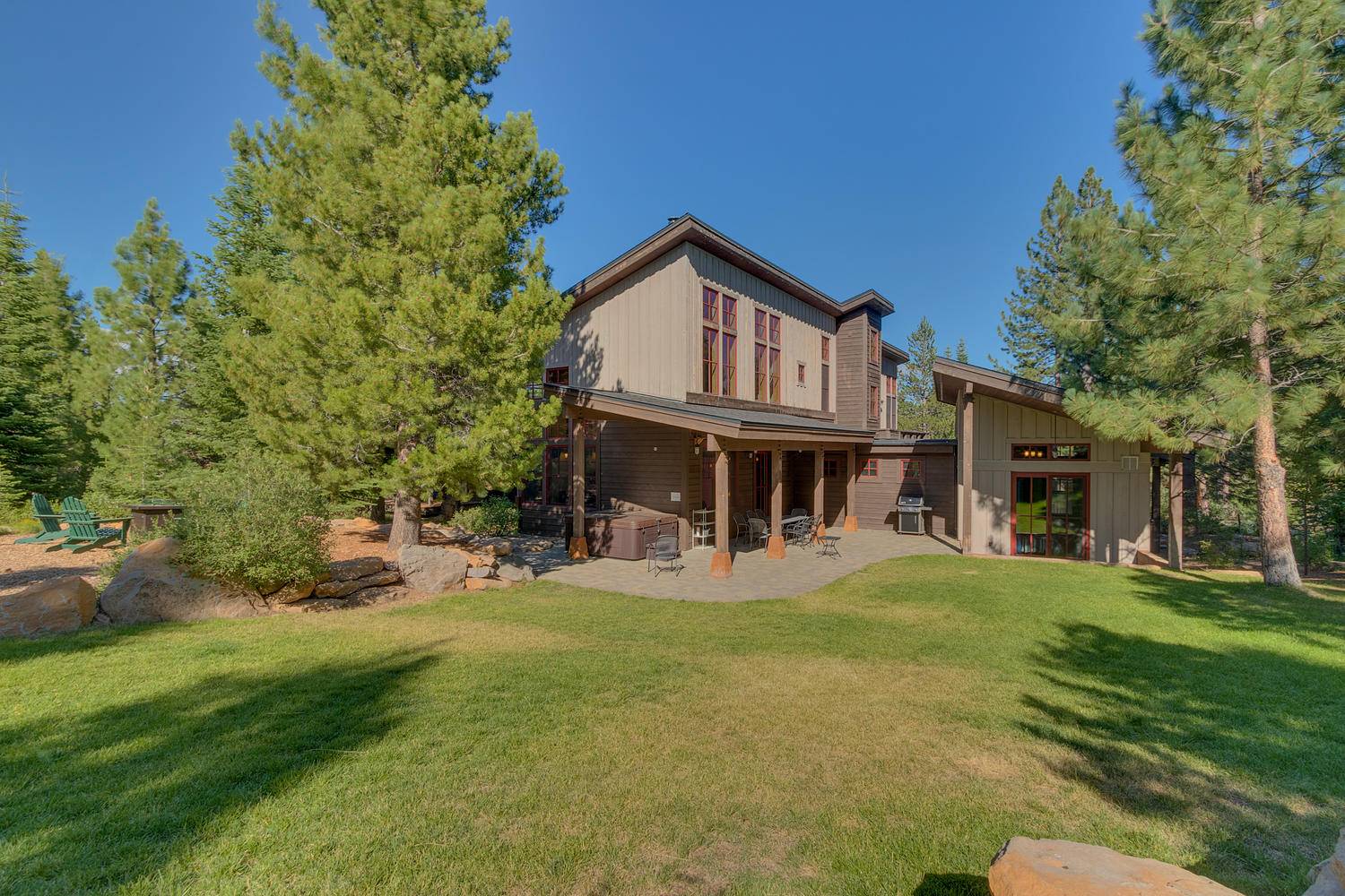 Villa Aurore Glenshire Truckee: Ski Chalet Rental with Hot Tub and Family-Friendly Amenities, Truckee