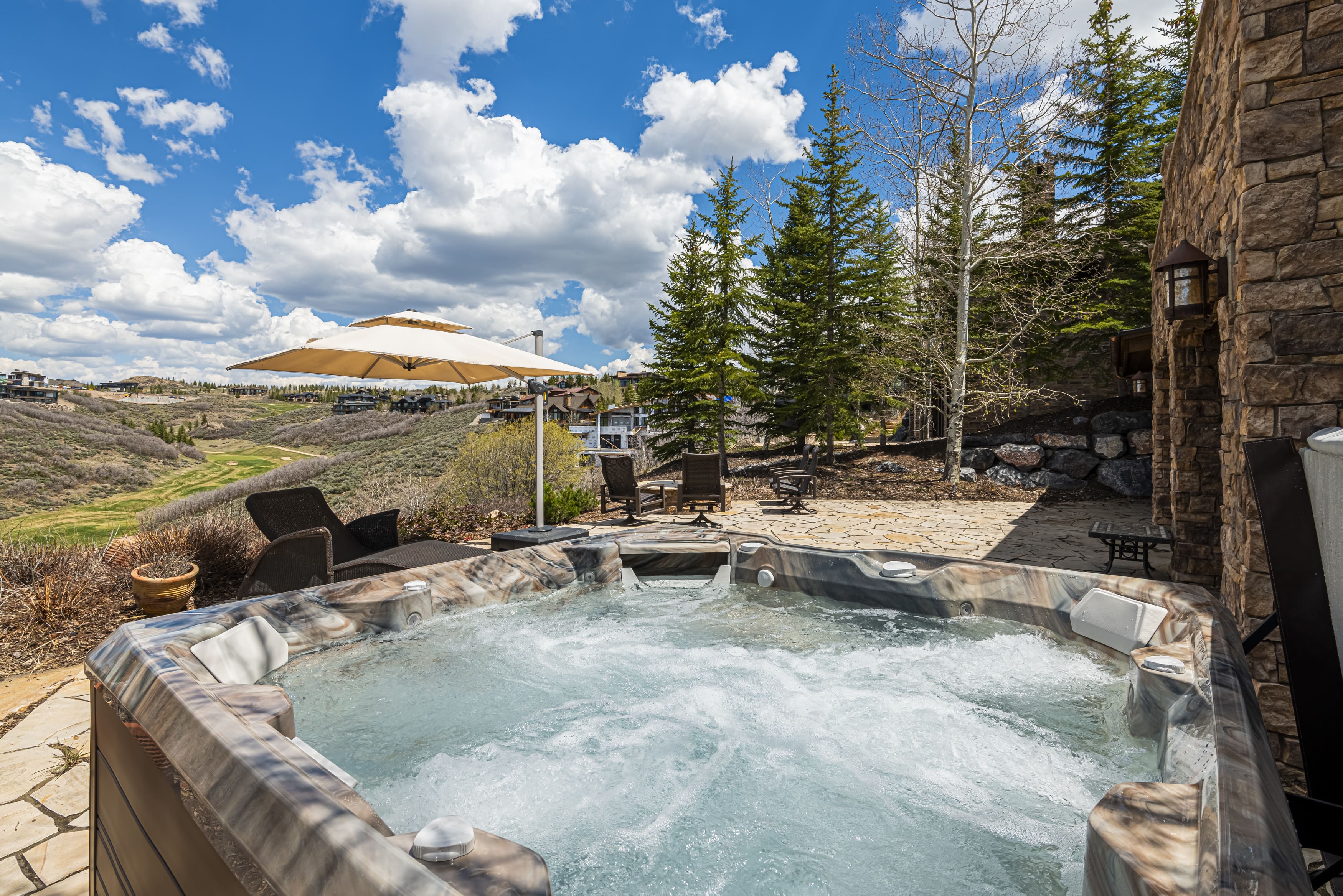 Chalet Quakemont Summit County: Luxury 4-Bedroom Villa with Hot Tub and Air-Con, Summit County