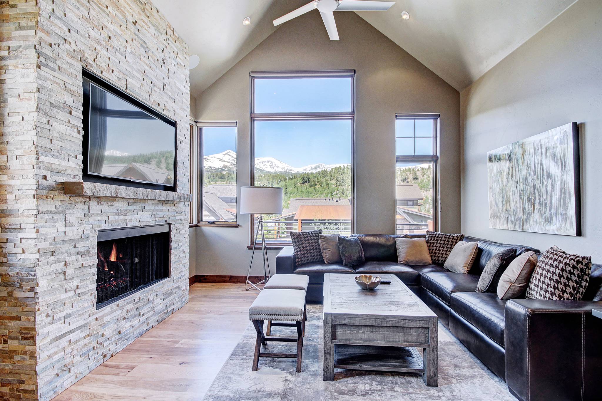 Villa Boreas McCain Breckenridge: Luxury 3-Bedroom Ski Chalet with Hot Tub and Mountain Views, Breckenridge