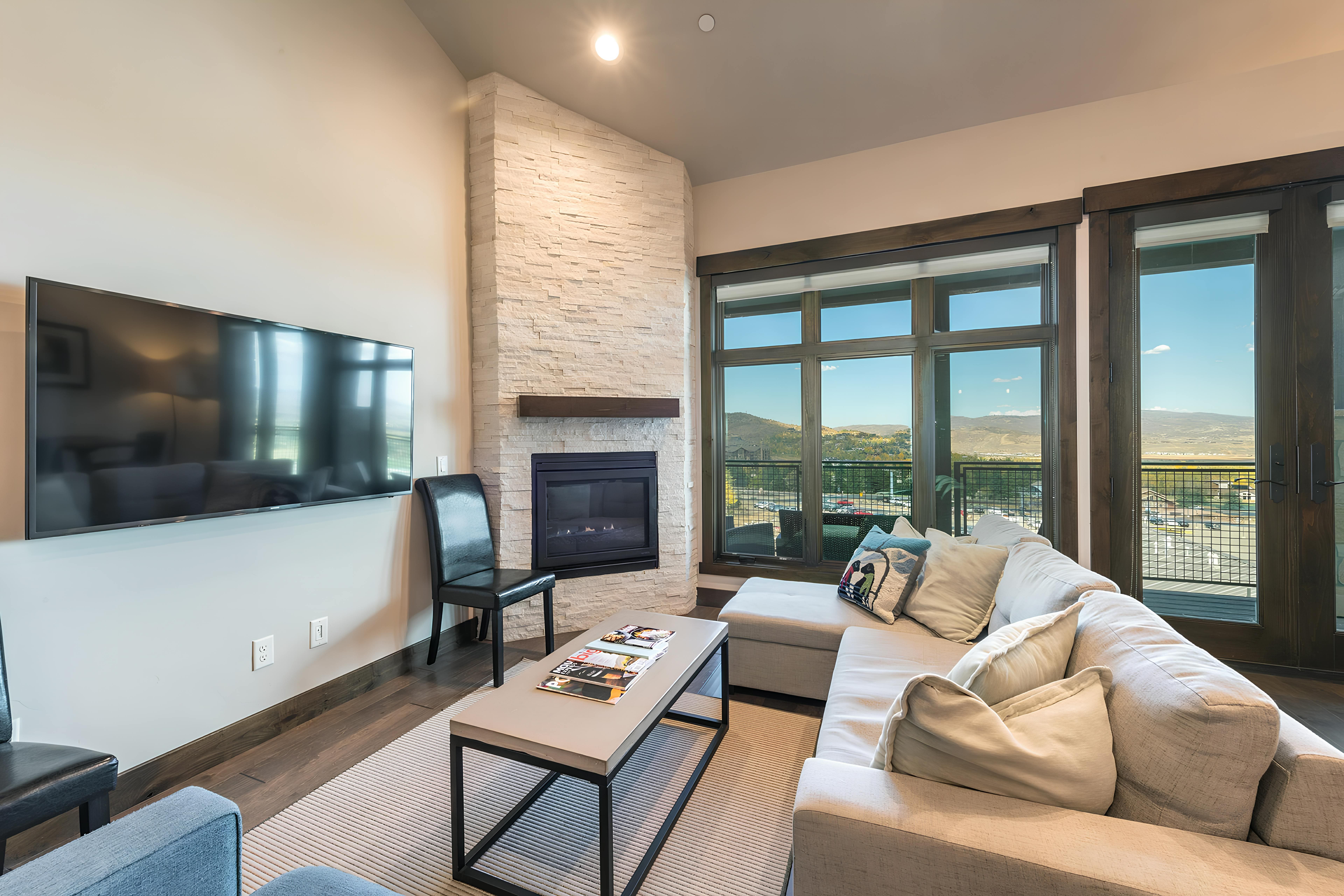 Chalet Quakingaspen Park City: Stylish 2-Bedroom Apartment Rental with Hot Tub and Pool, Park City