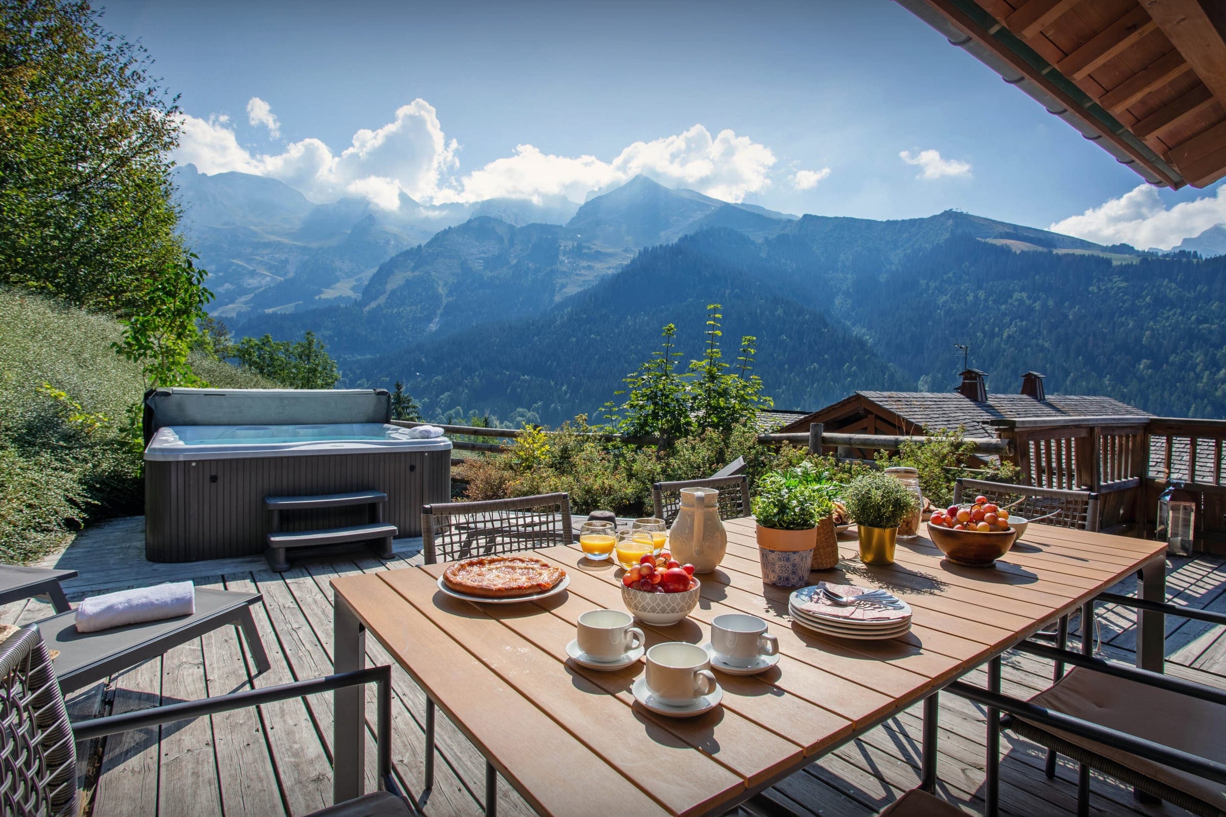 Chalet Rhodoz La Clusaz: Spacious 4-Bedroom Ski Chalet Rental with Family Facilities, La Clusaz