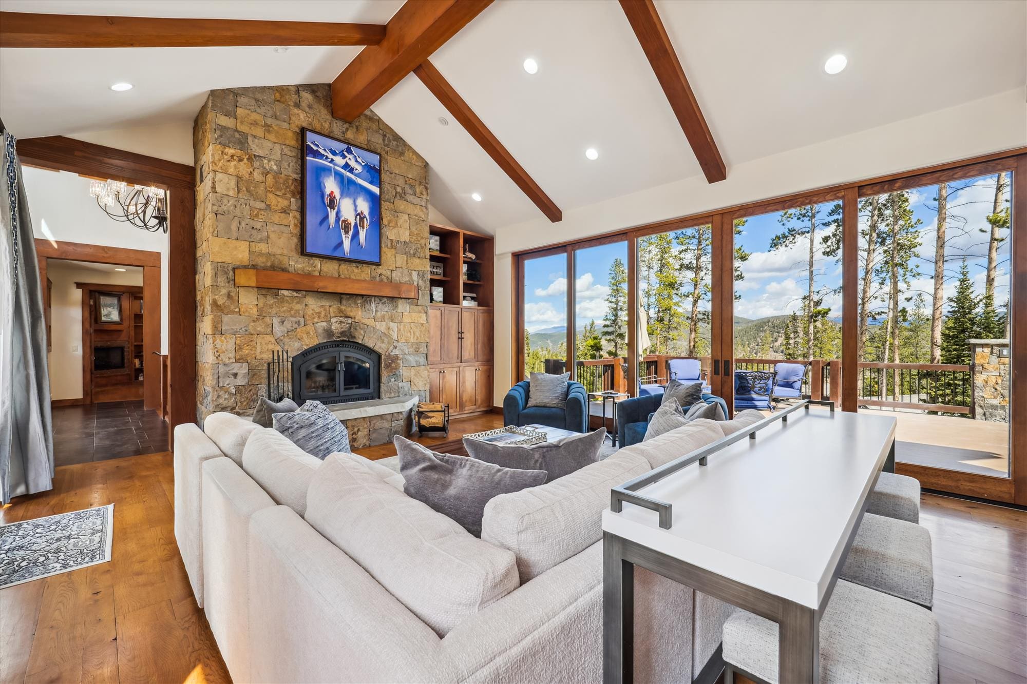 Villa Boreas Miners Plaza Breckenridge: Luxury 5-Bedroom Villa with Hot Tub and Family-Friendly Amenities, Breckenridge