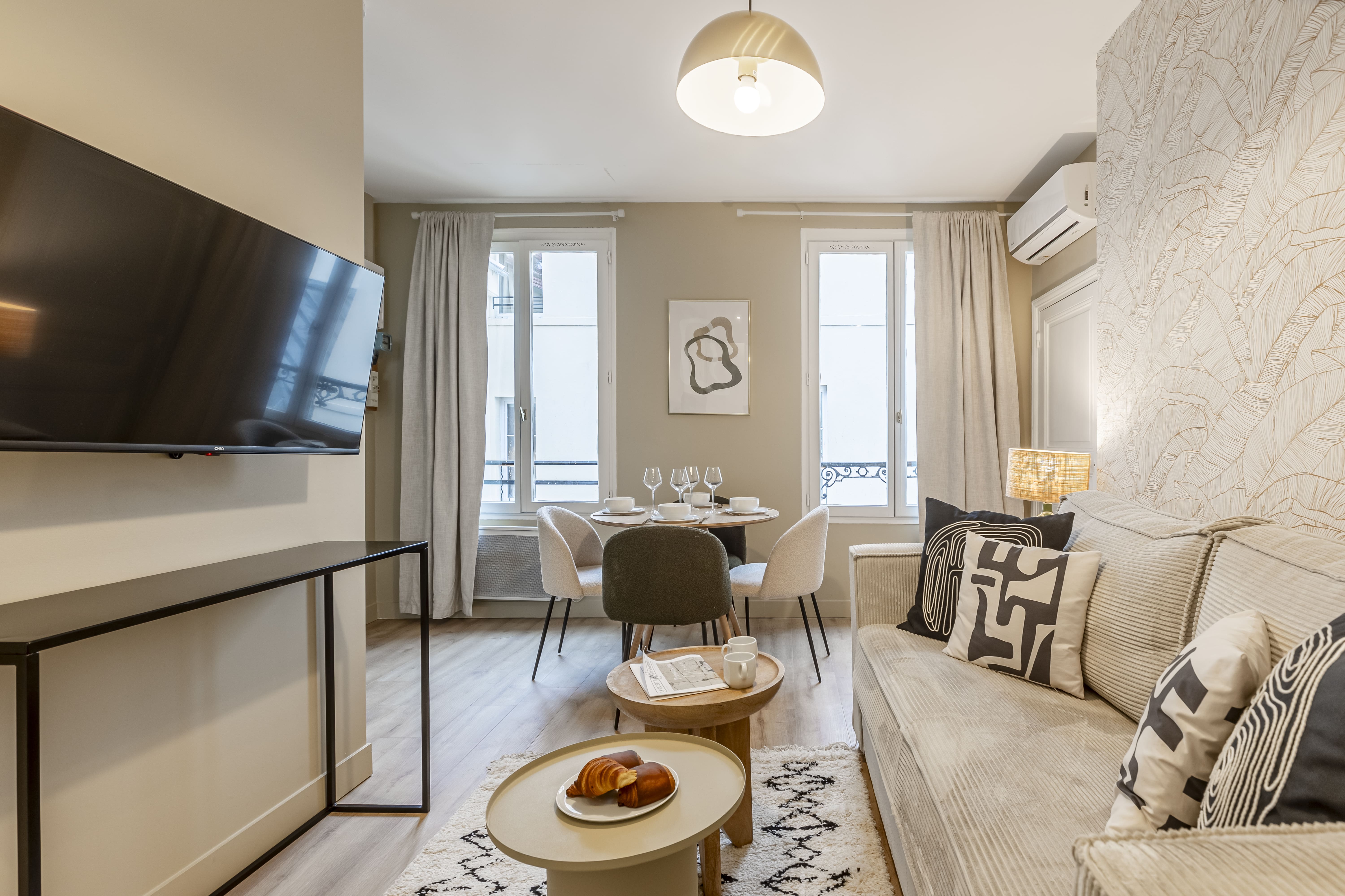 Château Arts Marais: Charming 1-Bedroom Apartment Rental with Air-Con in Le Marais, Paris