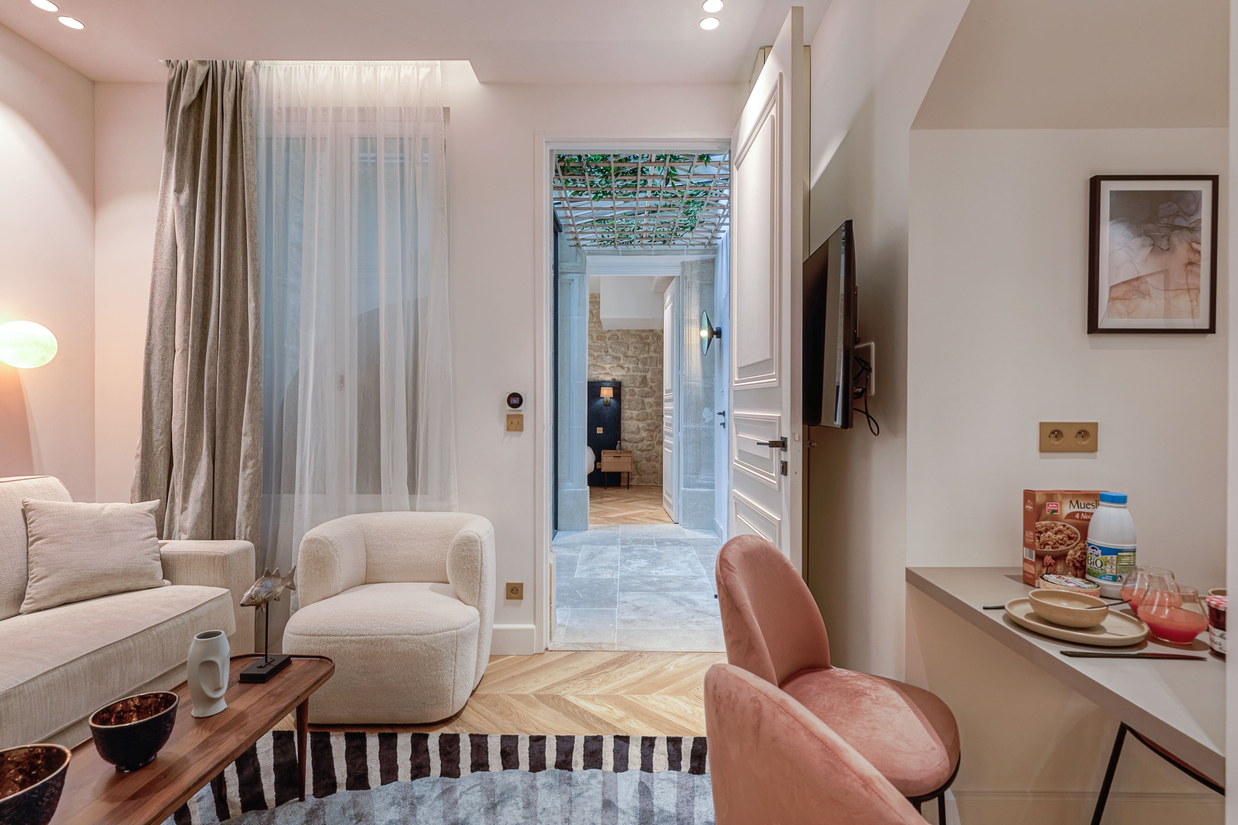 Château Bruyère Pigalle: Charming 1-Bedroom Apartment Rental with Air-Con in South Pigalle, Paris