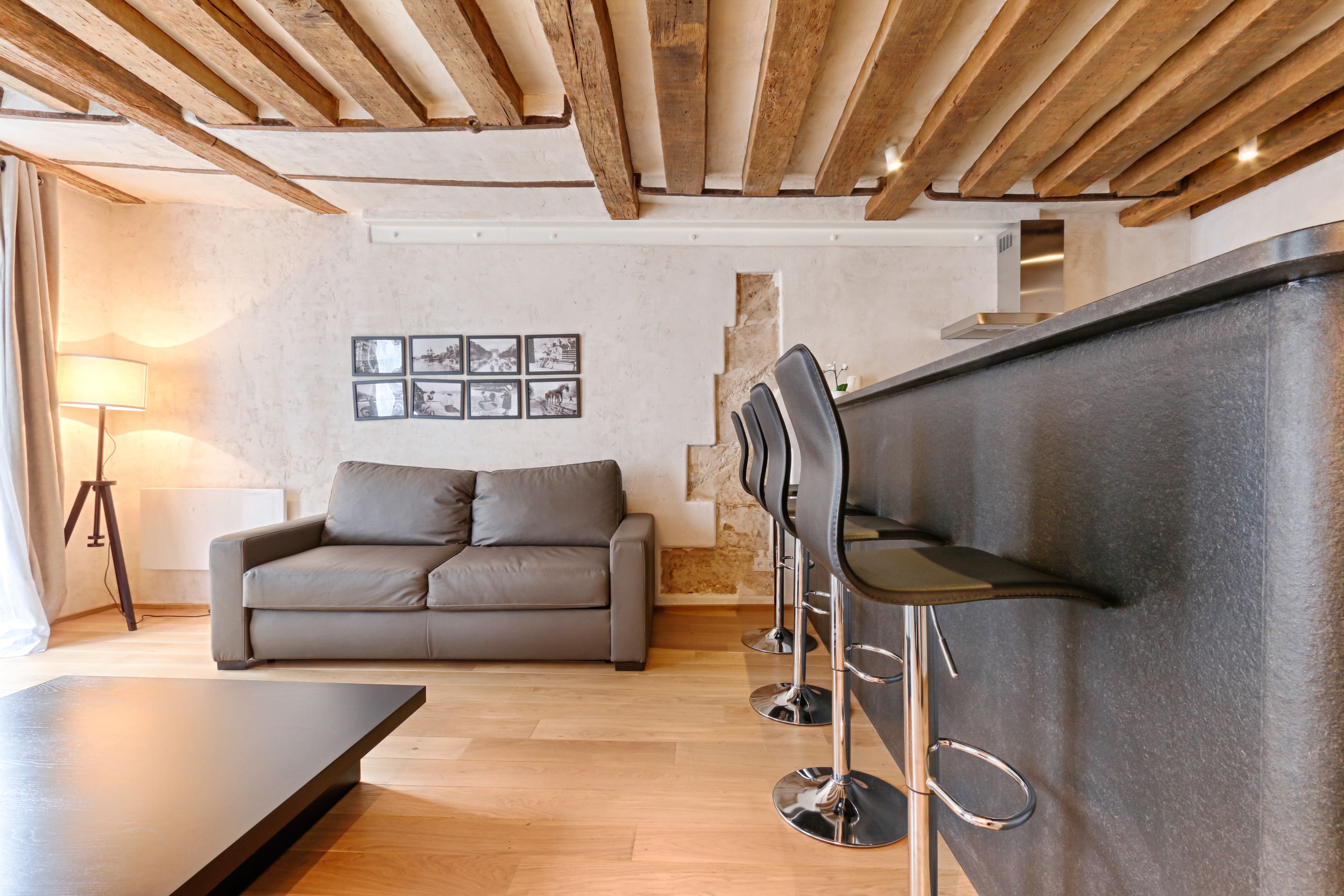Château Buci Saintgermain: Elegant 1-Bedroom Apartment Rental with Two Bathrooms in Saint Germain des Prés