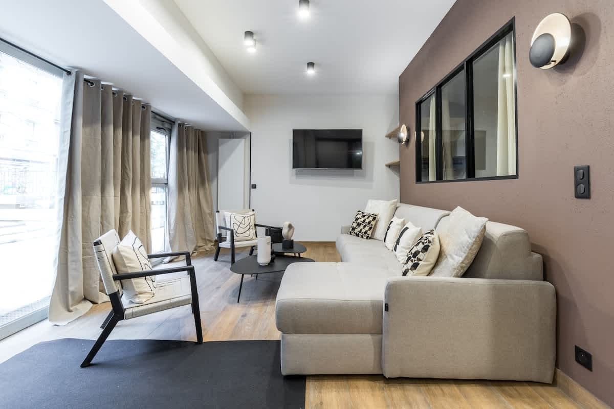 Château Butte Chaumont: Chic 2-Bedroom Family-Friendly Apartment Rental in Belleville Buttes Chaumont