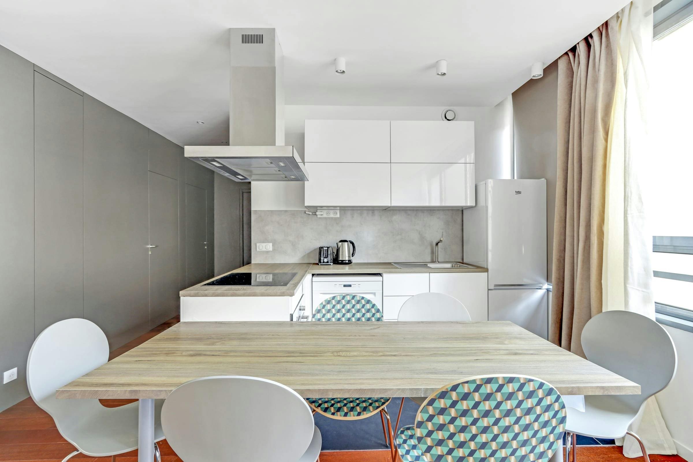 Château Calvaire Montmartre: Spacious 3-Bedroom Apartment Rental with Air Conditioning, Montmartre Sacré-Coeur Paris