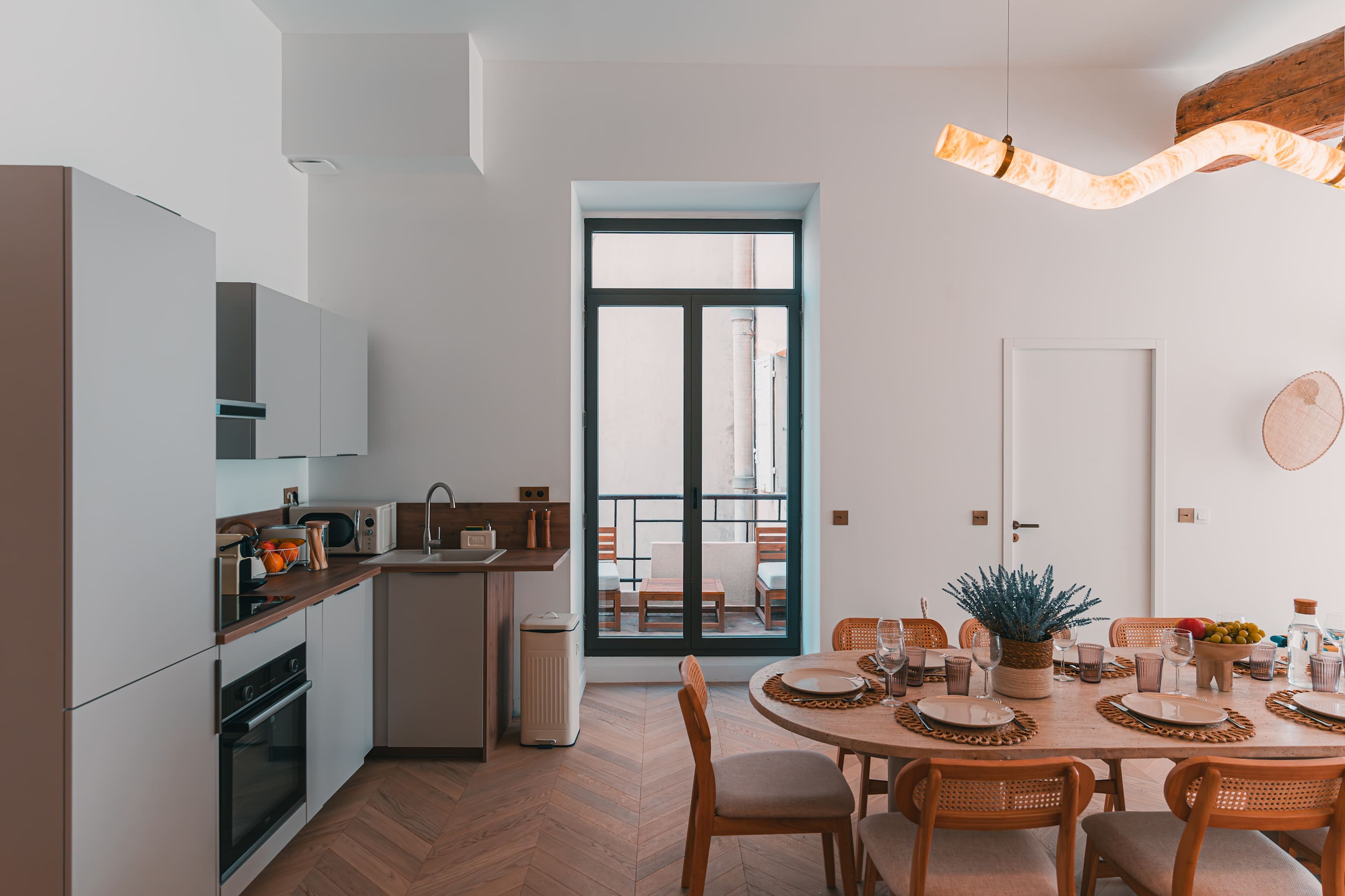 Château Canebière Marseille: Spacious 5-Bedroom Apartment Rental with Balconies and Air-Con, Marseille