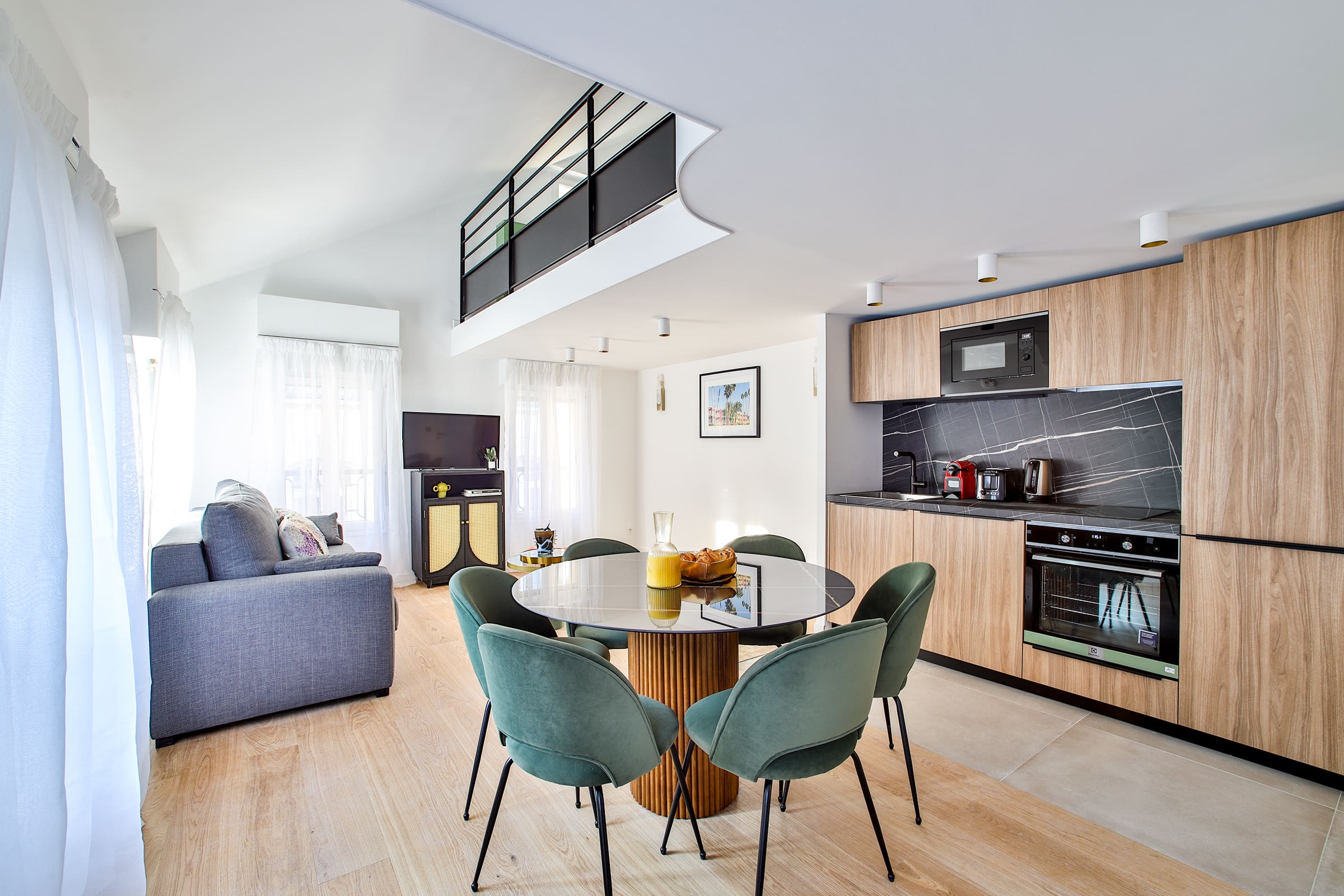 Château Cariat Paris: Chic 1-Bedroom Apartment Rental with Air Conditioning, Opéra Paris