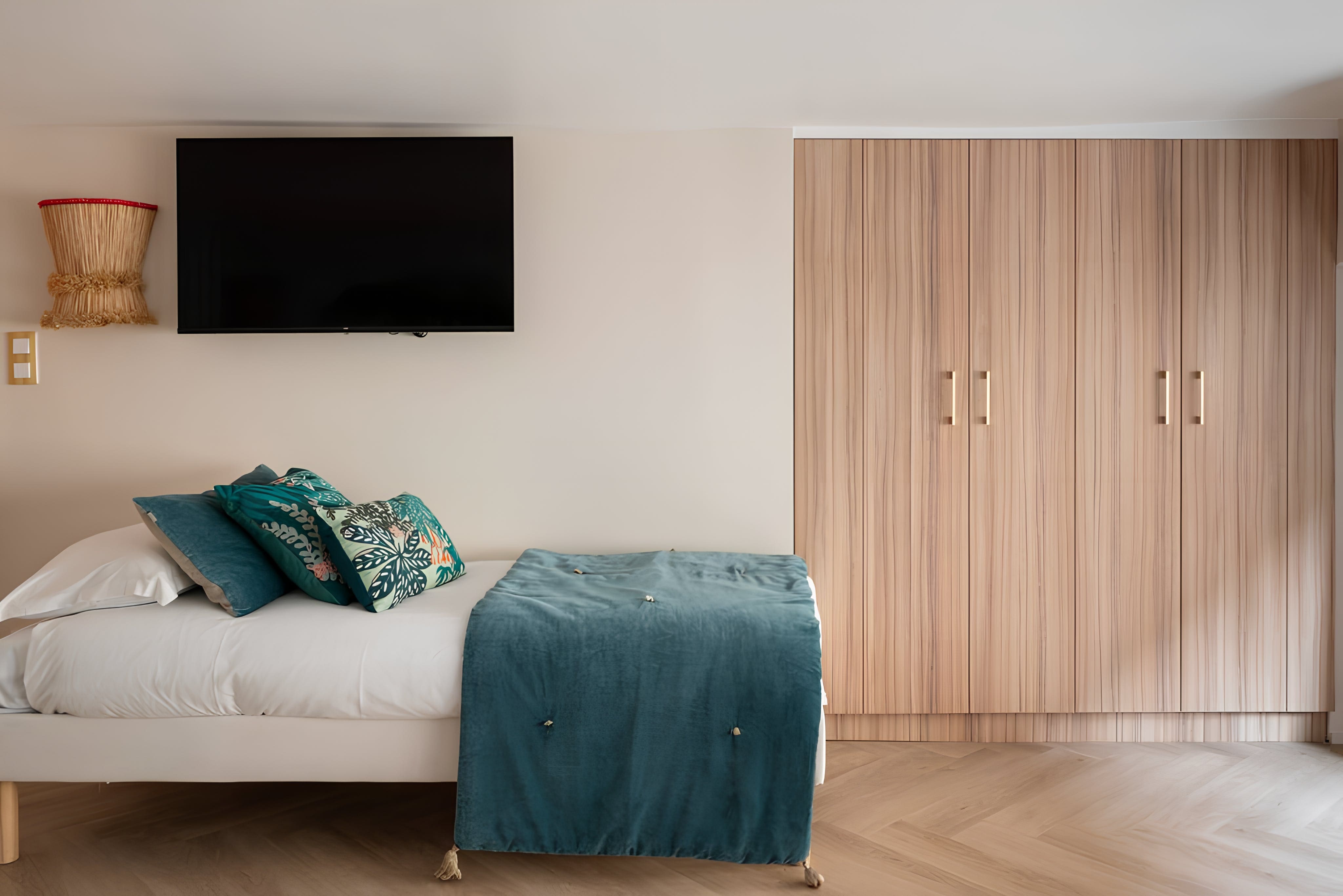 Château Corentin Issy: Elegant 3-Bedroom Apartment Rental with Workspaces, Issy-Les-Moulineaux