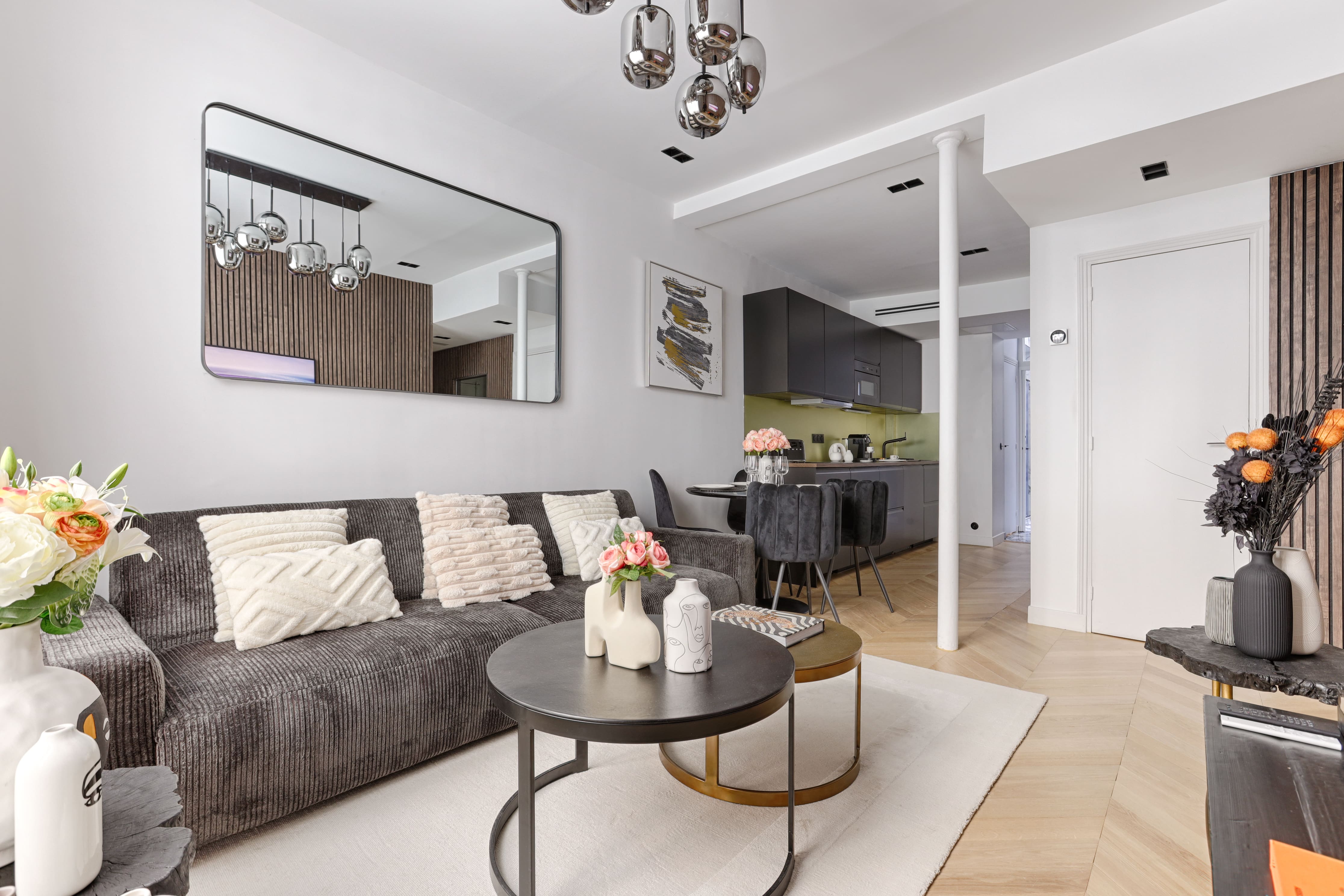 Château Écossais Batignolles: Chic 2-Bedroom Apartment Rental with Air-Con in Batignolles Paris