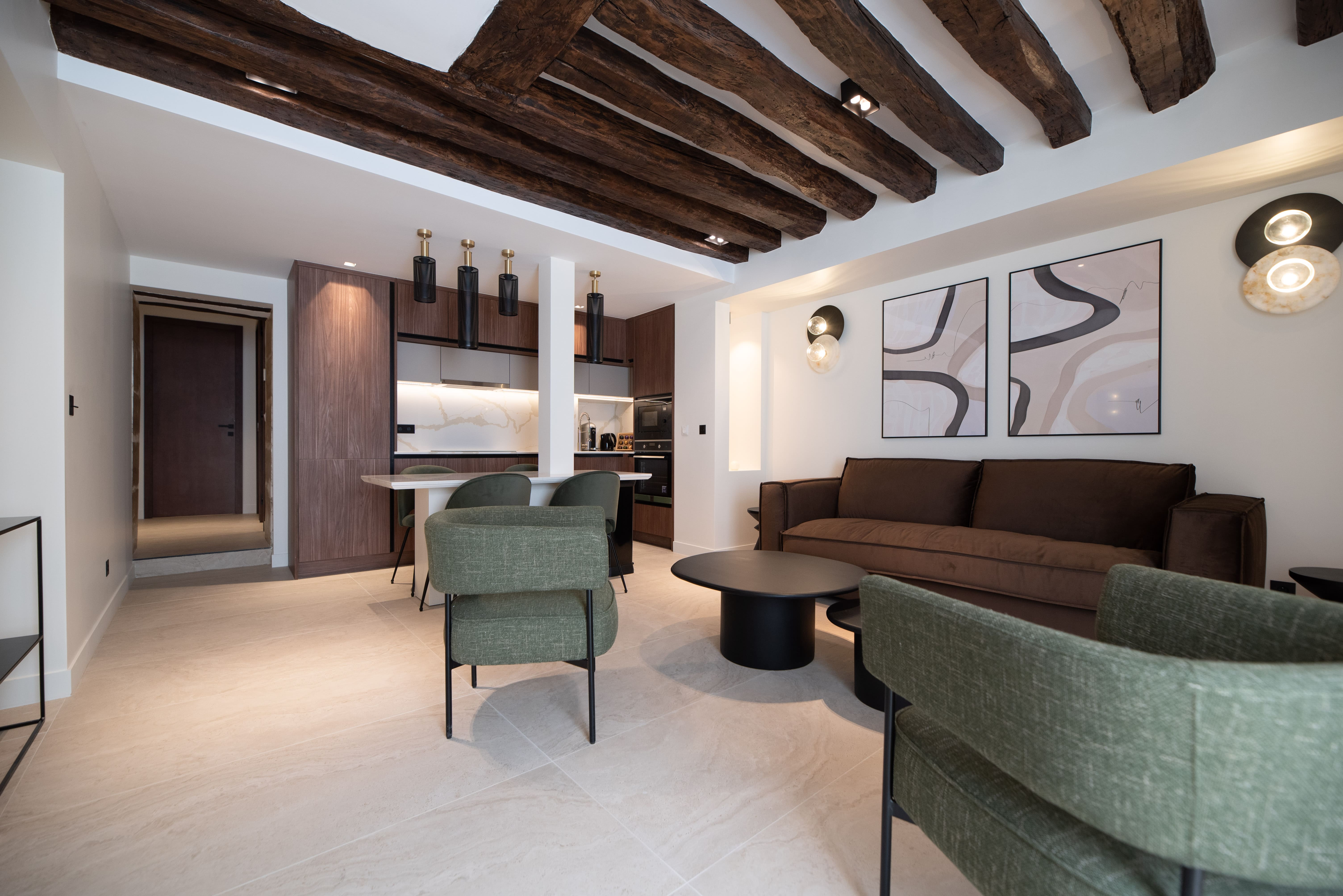 Château Enclos Le Marais Le Marais 2: Elegant 1-Bedroom Apartment Rental with Courtyard Views, Le Marais Paris