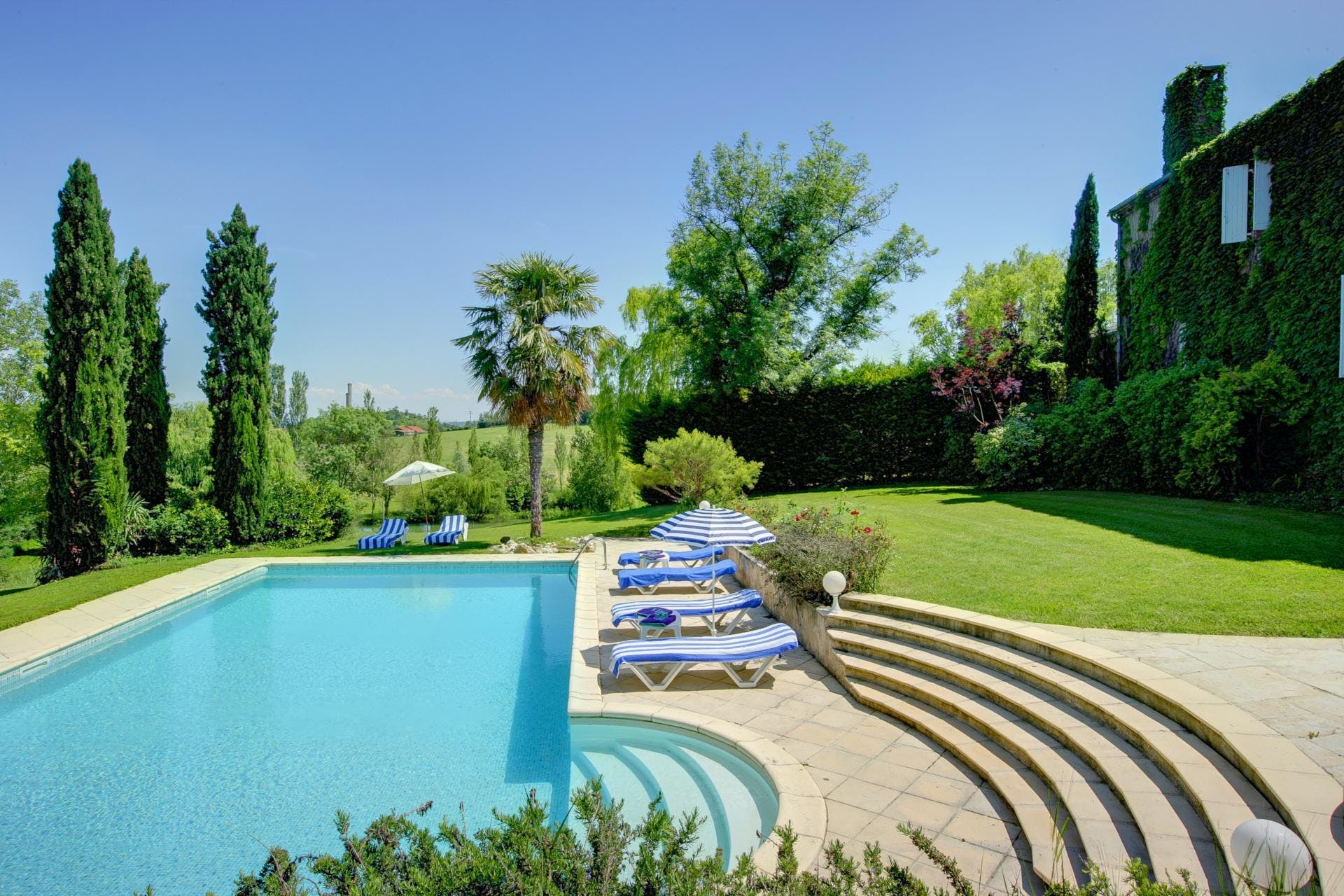Château Entraigues Tarn: Luxury 3-Bedroom Chateau with Pool and Gardens, Tarn