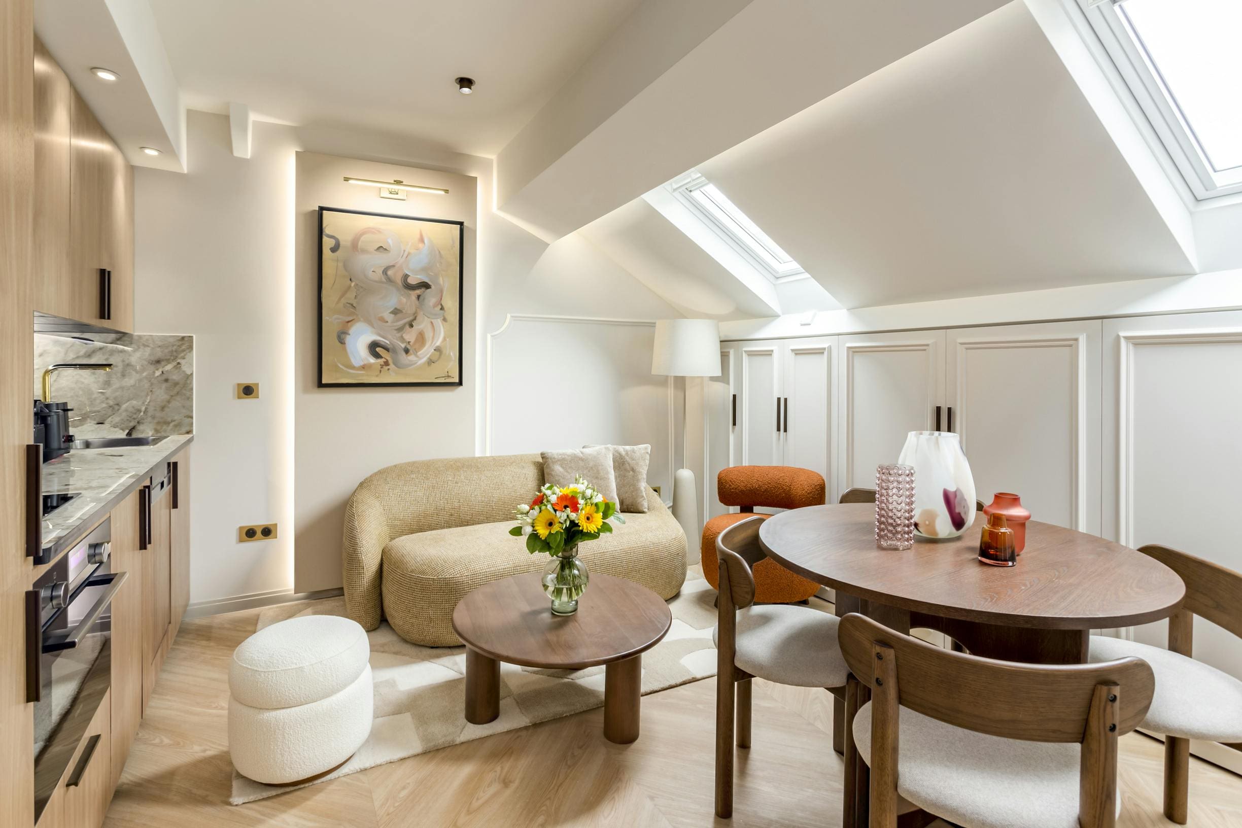 Château Étoile Paris Arc de Triomphe – Champs-Élysées 21: Elegant 2-Bedroom Apartment Rental with Air-Con, Arc de Triomphe Paris