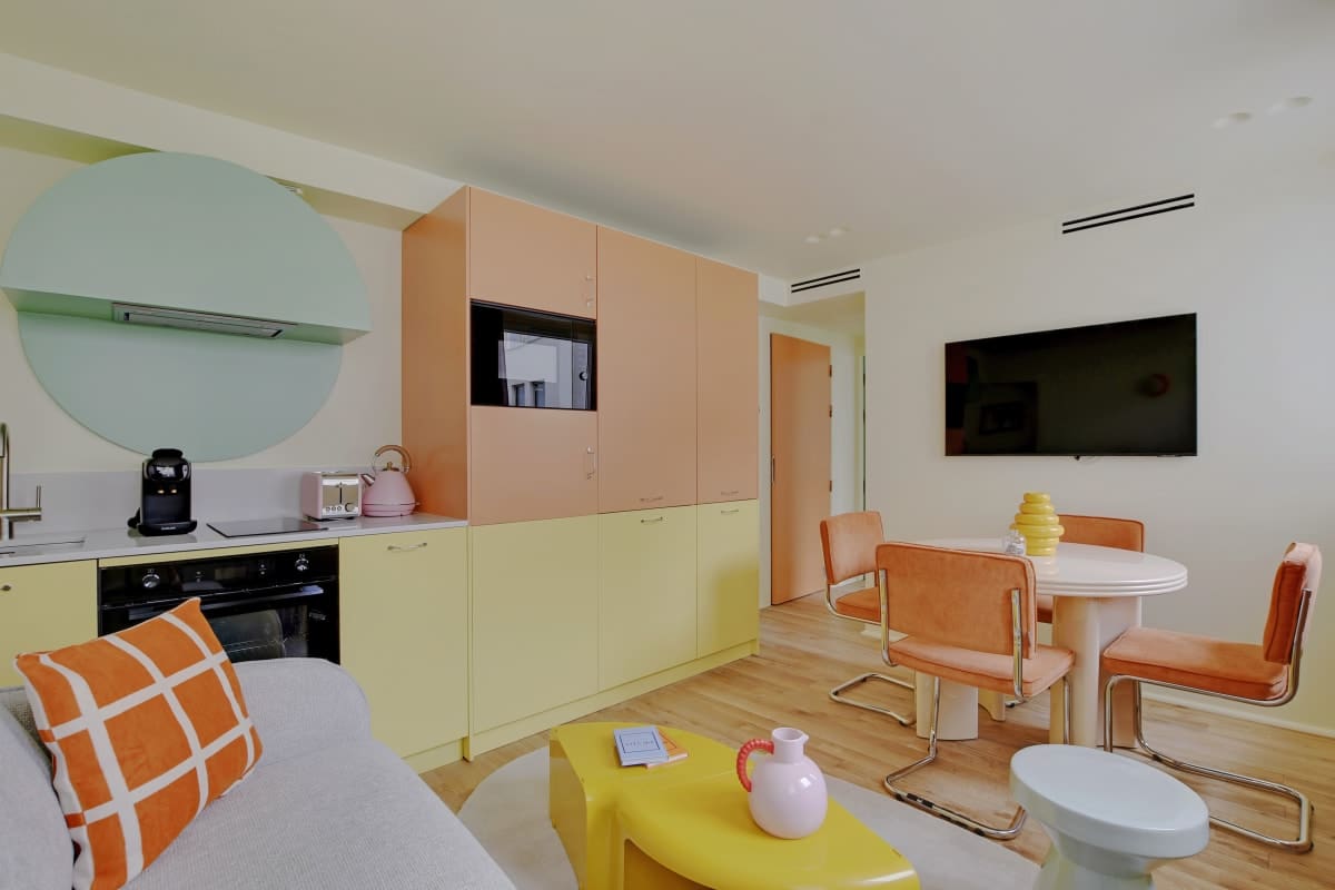 Villa Aurore Pigeonnier Arc de Triomphe – Champs-Élysées: Charming 1-Bedroom Townhouse Rental with Air-Con, Arc de Triomphe – Champs-Élysées