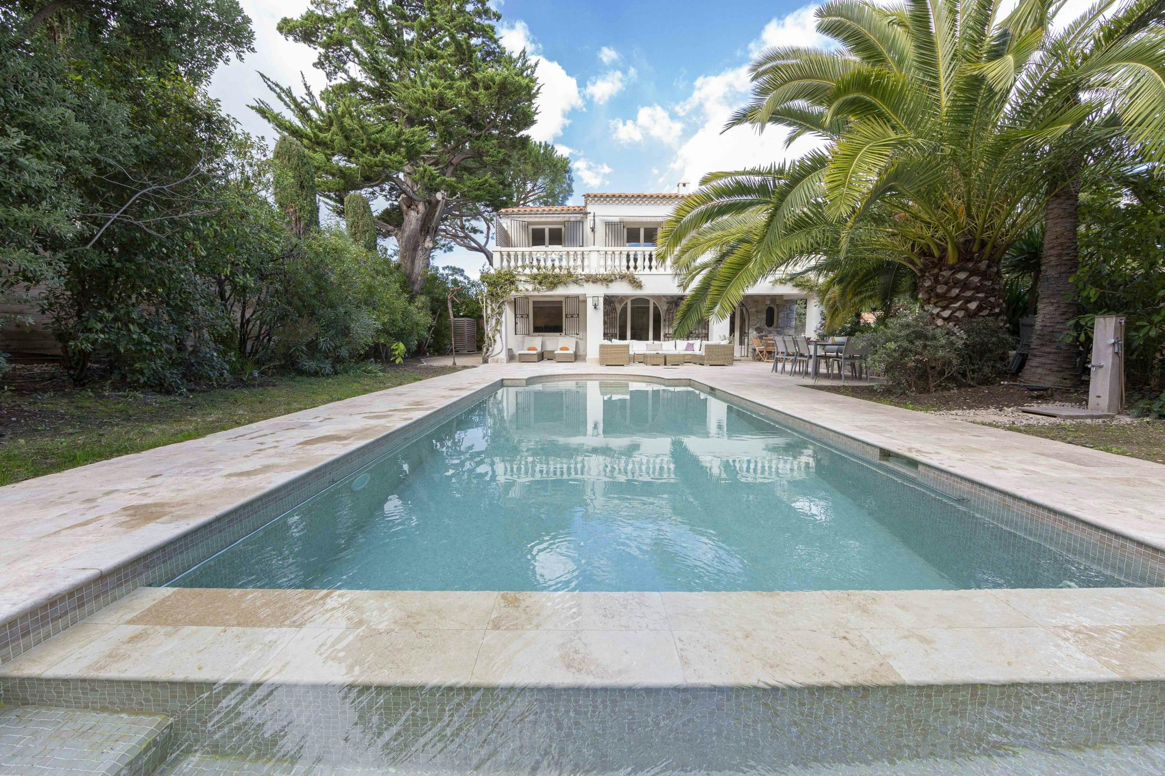 Château Fregate Antibes: Luxury 4-Bedroom Villa with Private Heated Pool and Sea Views, Antibes