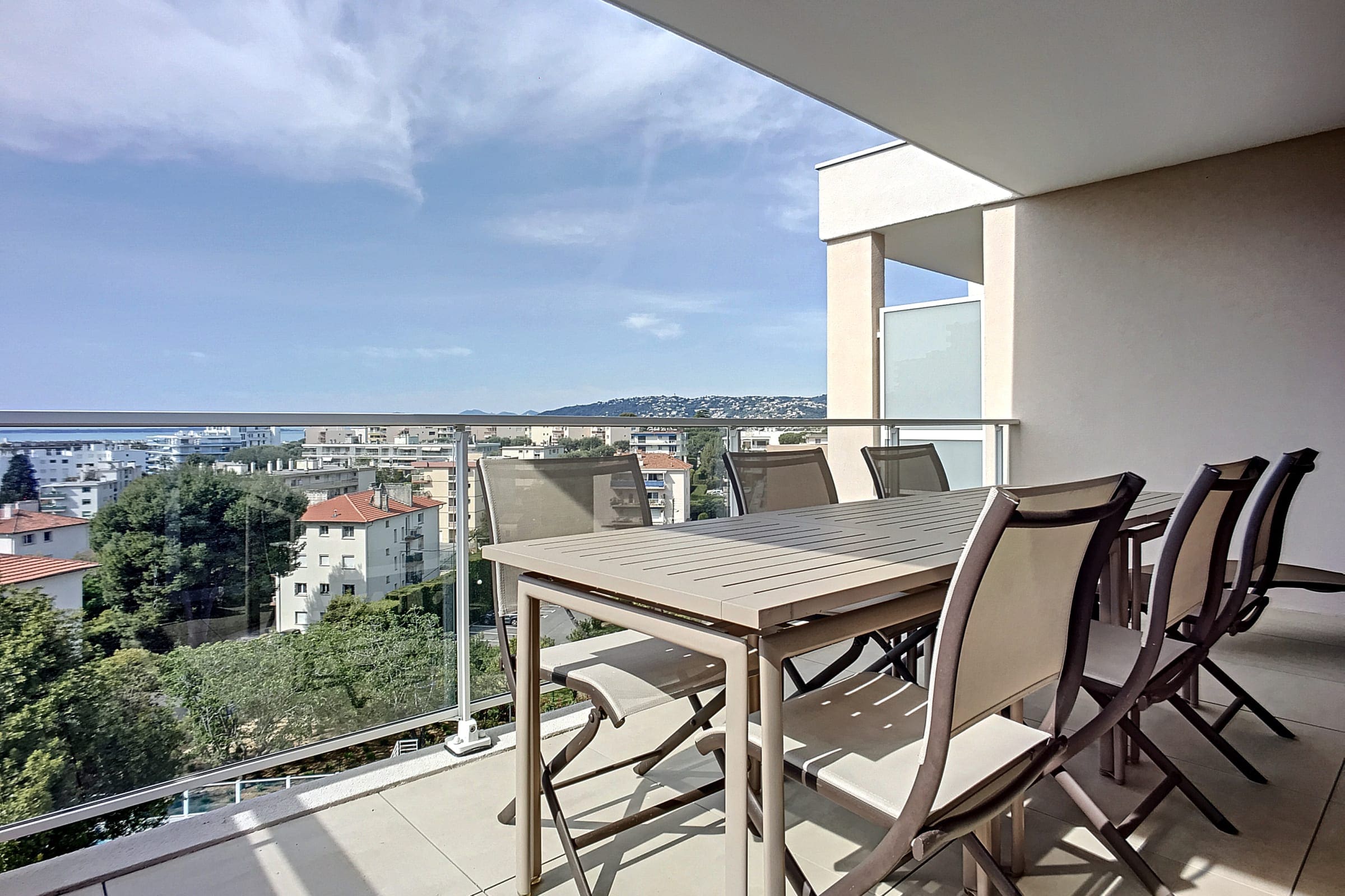 Villa Céladon Garoupe Antibes: Luxury 3-Bedroom Villa with Shared Pool and Air-Con, Antibes