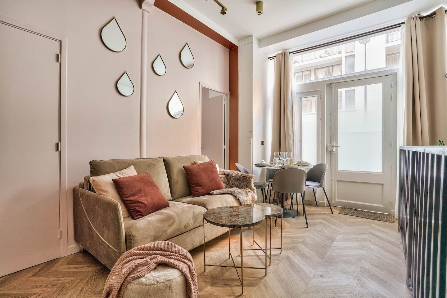 Château Grenelle Paris Eiffel Tower 14: Charming 2-Bedroom Apartment Rental with Pool near Eiffel Tower, Paris