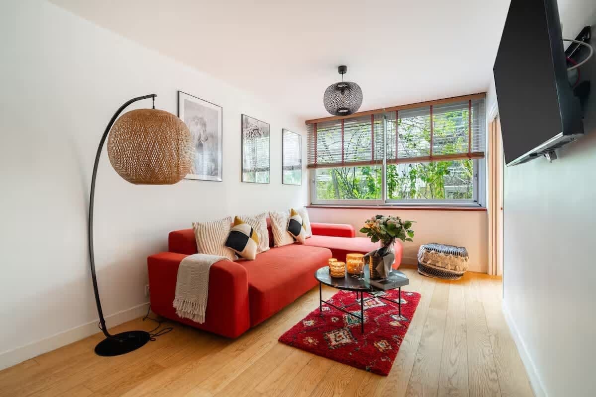 Château Grenelle Paris Eiffel Tower 24: Luxury 2-Bedroom Family-Friendly Villa Rental near Eiffel Tower, Paris