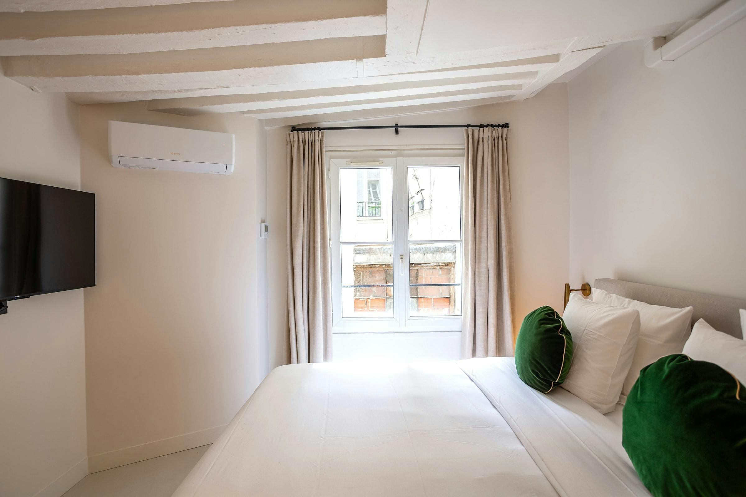 Château Hallois Montorgueil: Stylish 1-Bedroom Apartment Rental with Air-Con in Montorgueil, Paris
