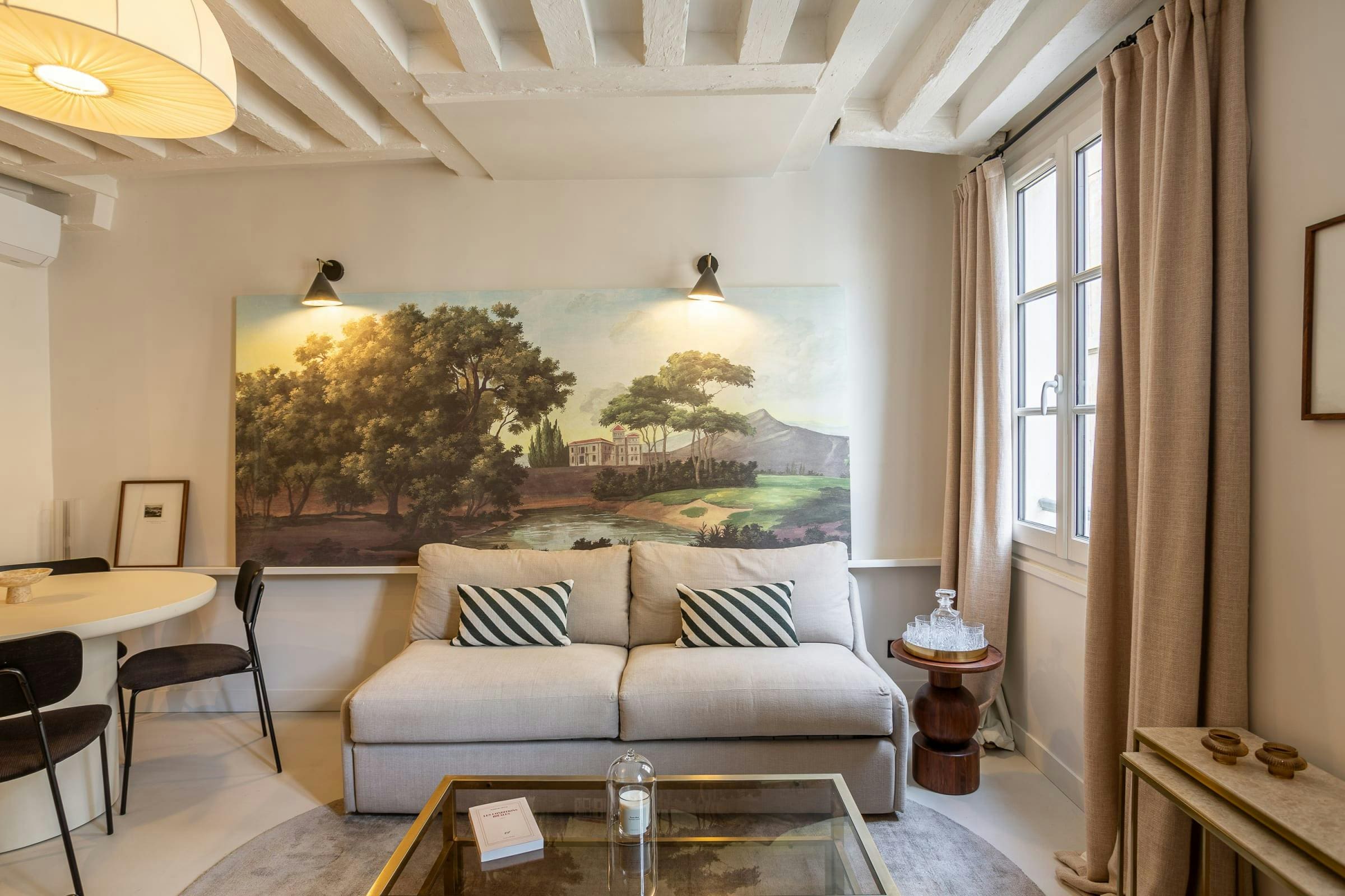 Château Hallois Montorgueil: Stylish 1-Bedroom Apartment Rental with Air-Con in Montorgueil, Paris