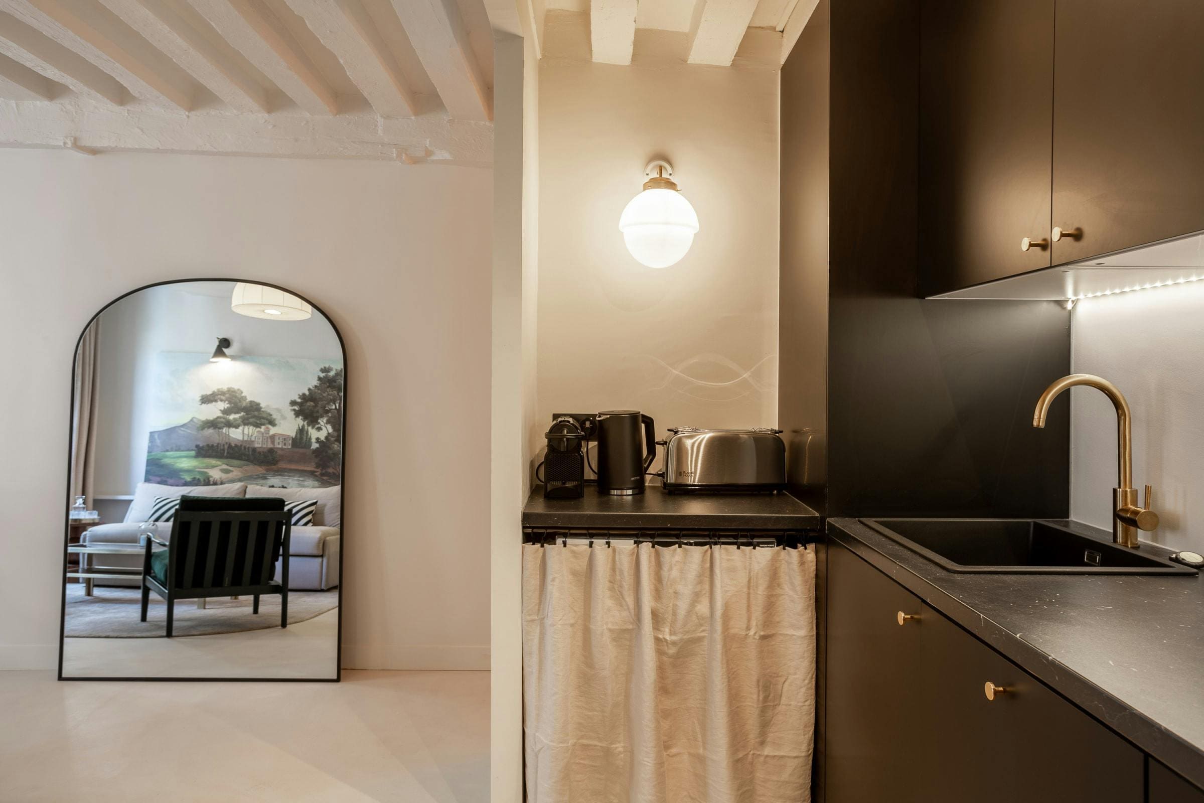 Château Hallois Montorgueil: Stylish 1-Bedroom Apartment Rental with Air-Con in Montorgueil, Paris
