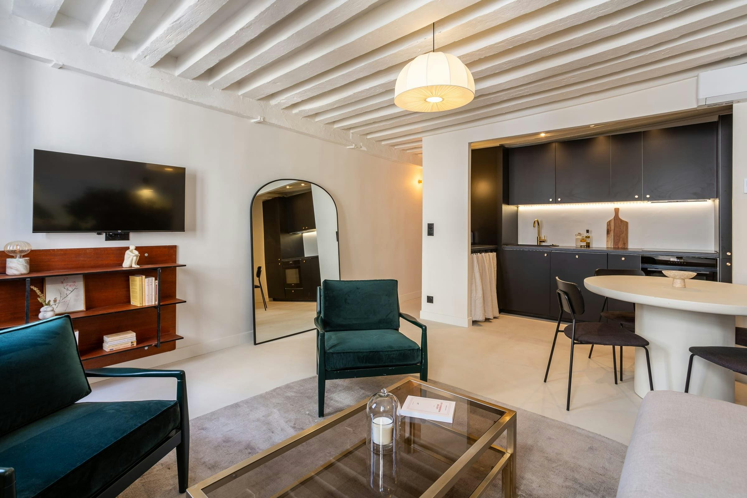 Château Hallois Montorgueil: Stylish 1-Bedroom Apartment Rental with Air-Con in Montorgueil, Paris