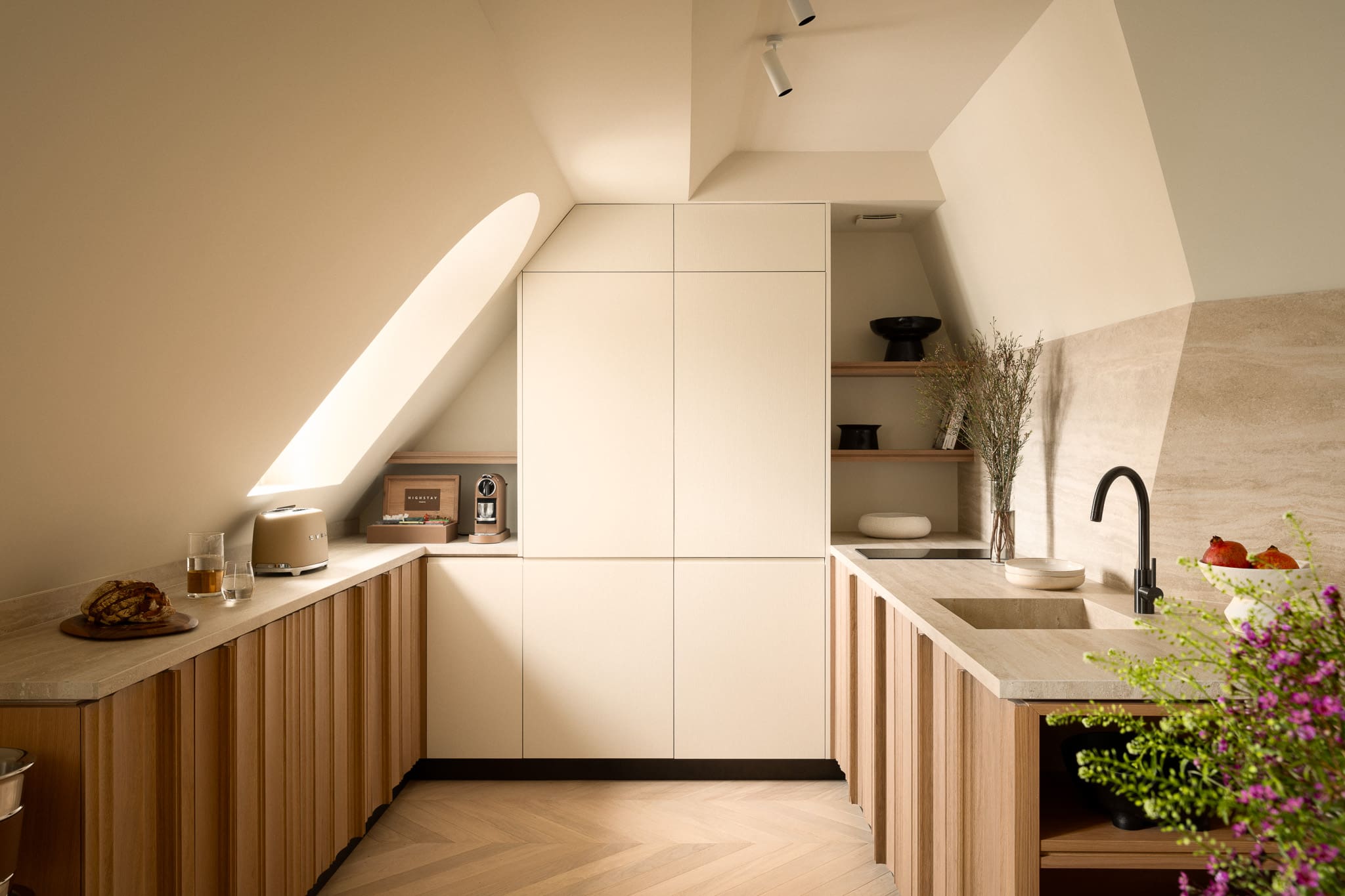 Villa Cramoisi Ternes Arc de Triomphe – Champs-Élysées: Elegant 3-Bedroom Apartment with En-Suite Bathrooms, Arc de Triomphe – Champs-Élysées