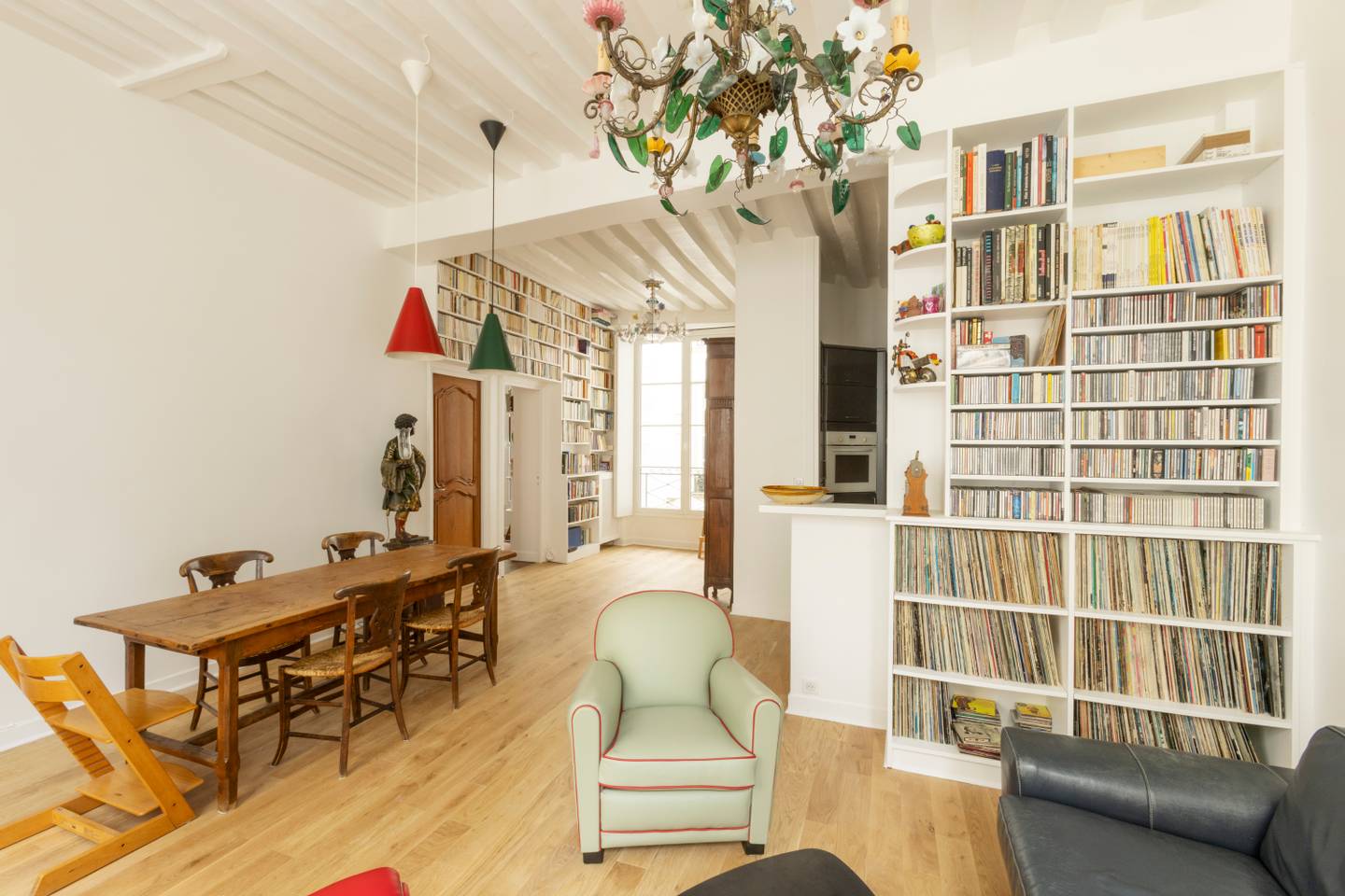 Château Lutèce Île-de-la-Cité Île de la Cité 3: Charming 1-Bedroom Apartment Rental with Book Collection, Île de la Cité Paris