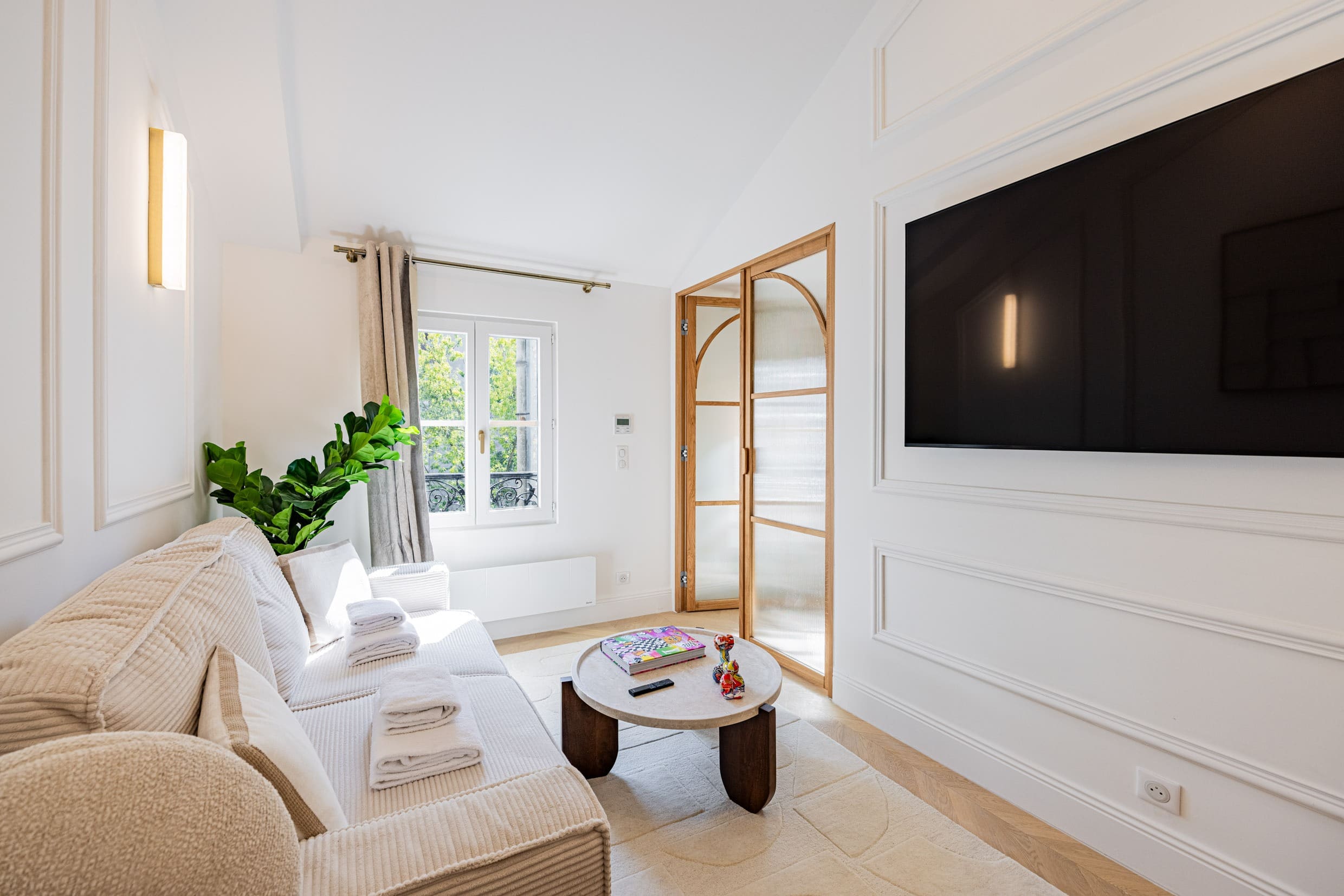 Villa Crépuscule Saint-Paul Île de la Cité: Elegant 1-Bedroom Family-Friendly Apartment Rental Île de la Cité Paris