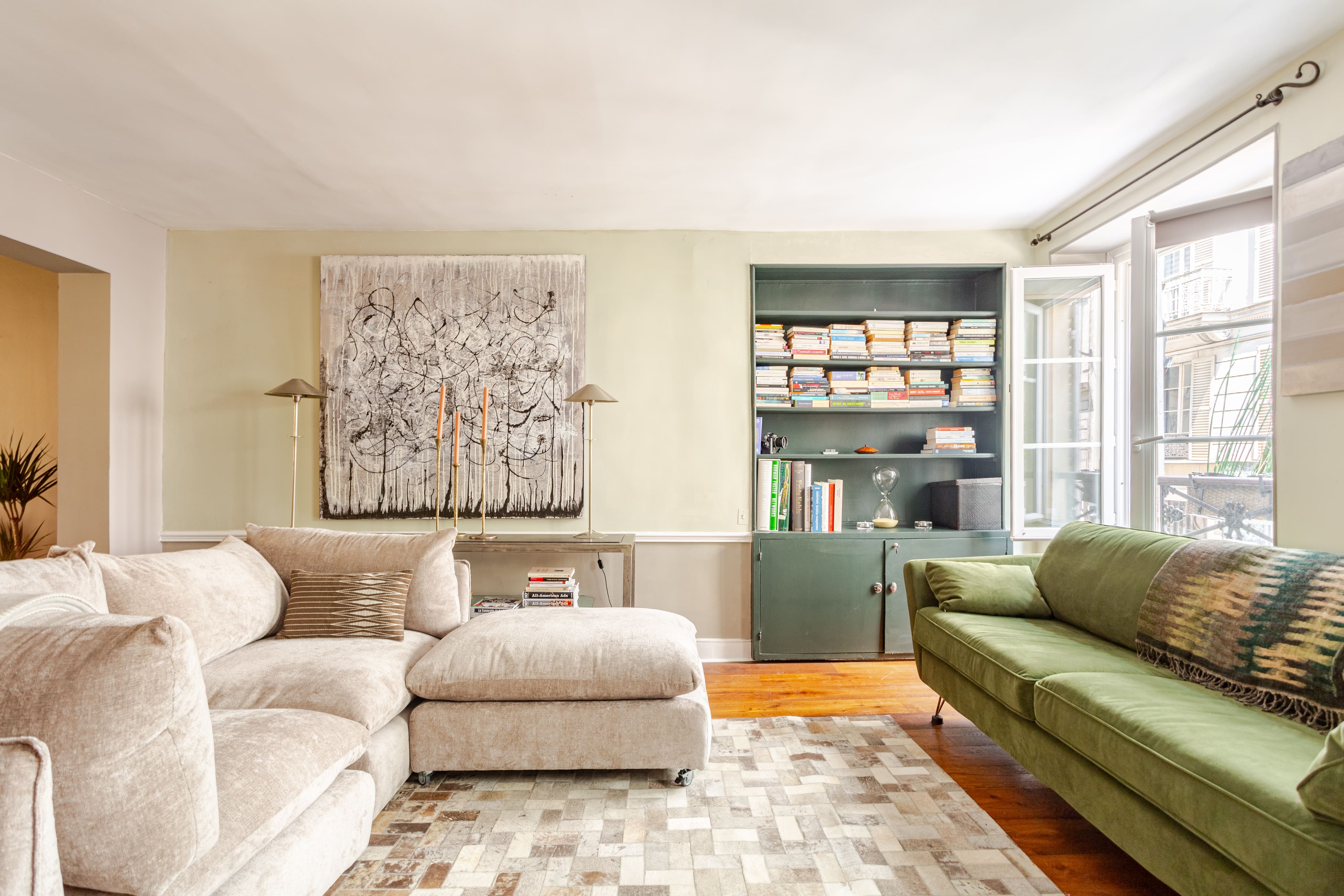 Villa Cramoisi Folie Opéra – Madeleine – Grands Magasins: Chic 2-Bedroom Apartment Rental with Family Features in Opéra Madeleine Paris