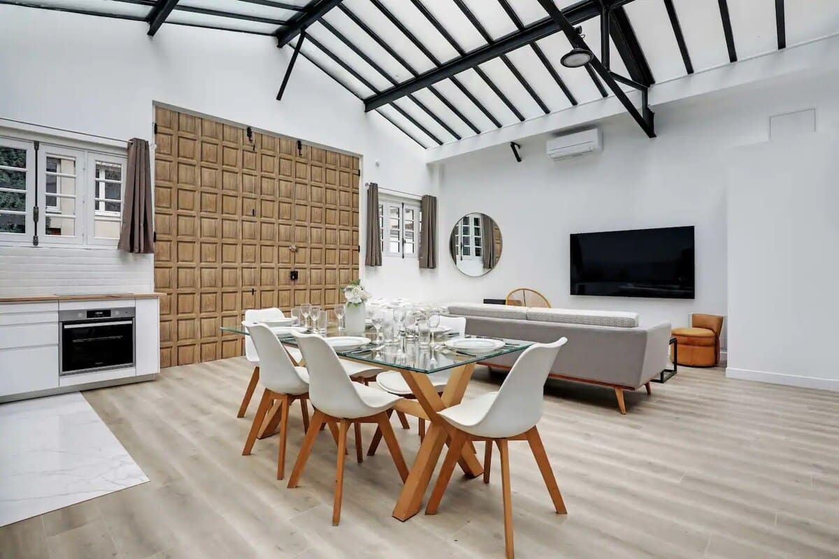 Château Meunière Issy: Elegant 3-Bedroom Apartment Rental with Air-Con, Issy-Les-Moulineaux