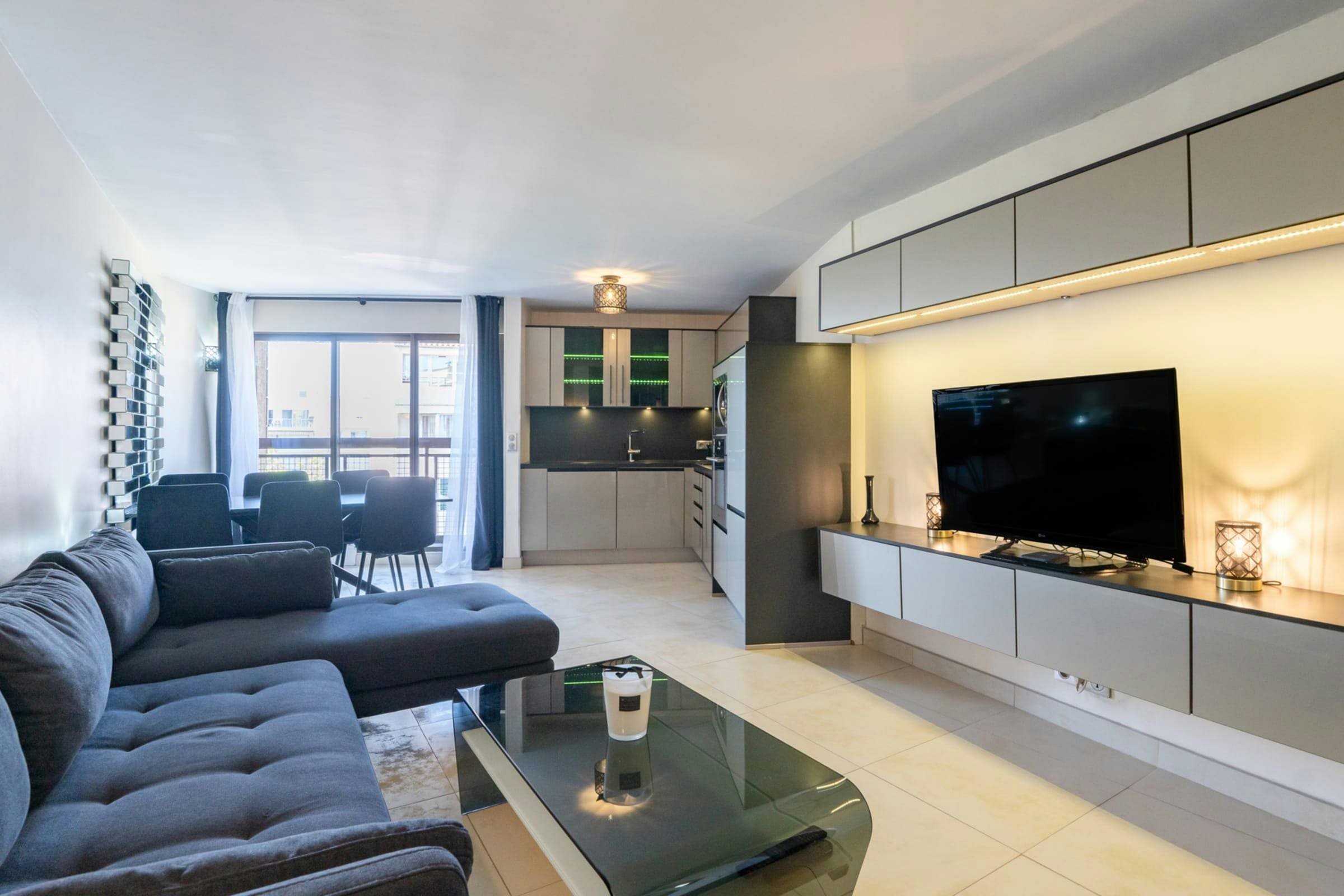 Château Midi Cannes: Stylish 3-Bedroom Apartment with Sea View and Air-Con, Cannes