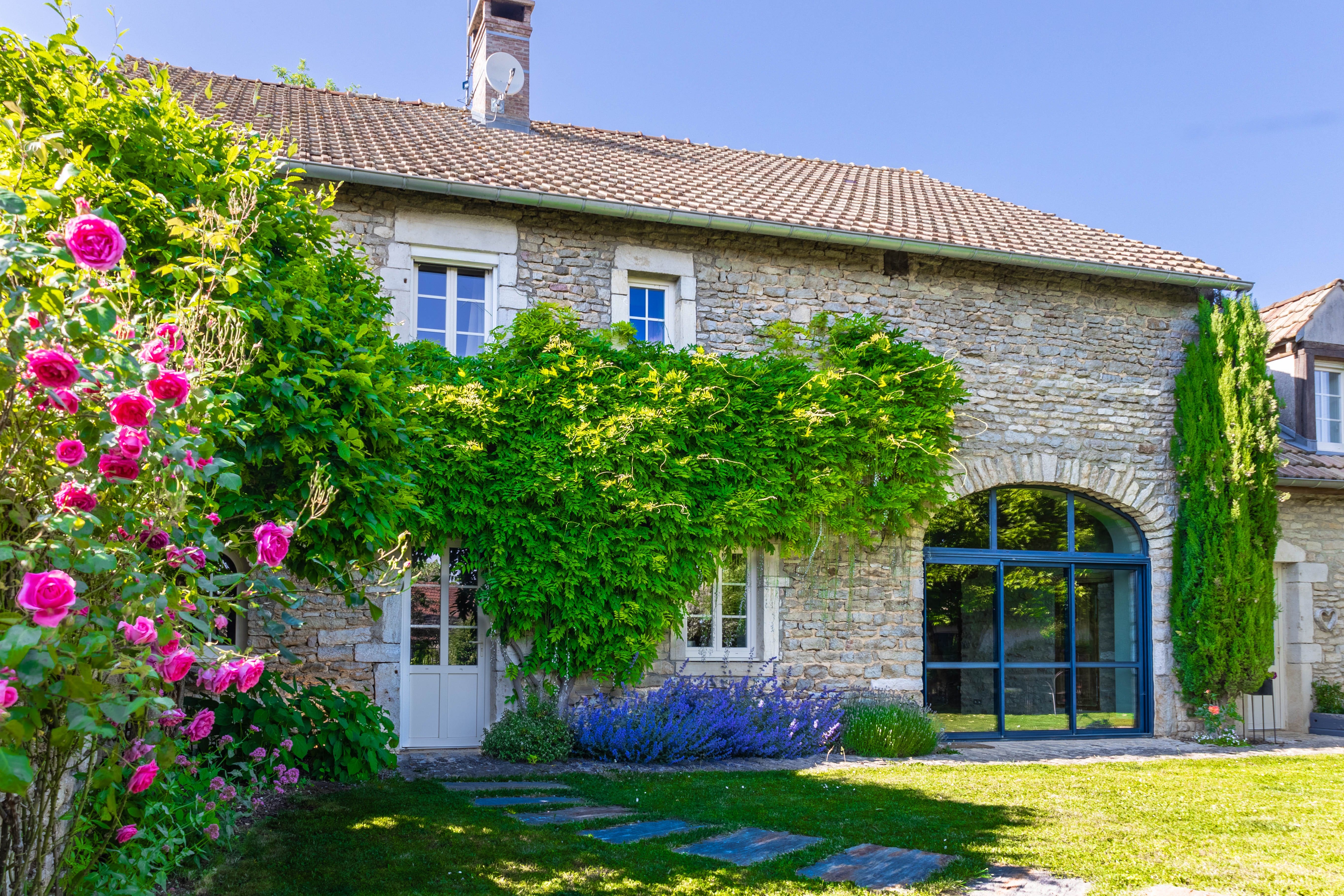 Château Morvan Beaune: Spacious 5-Bedroom Apartment with Sauna and Countryside Views, Côte-d’Or