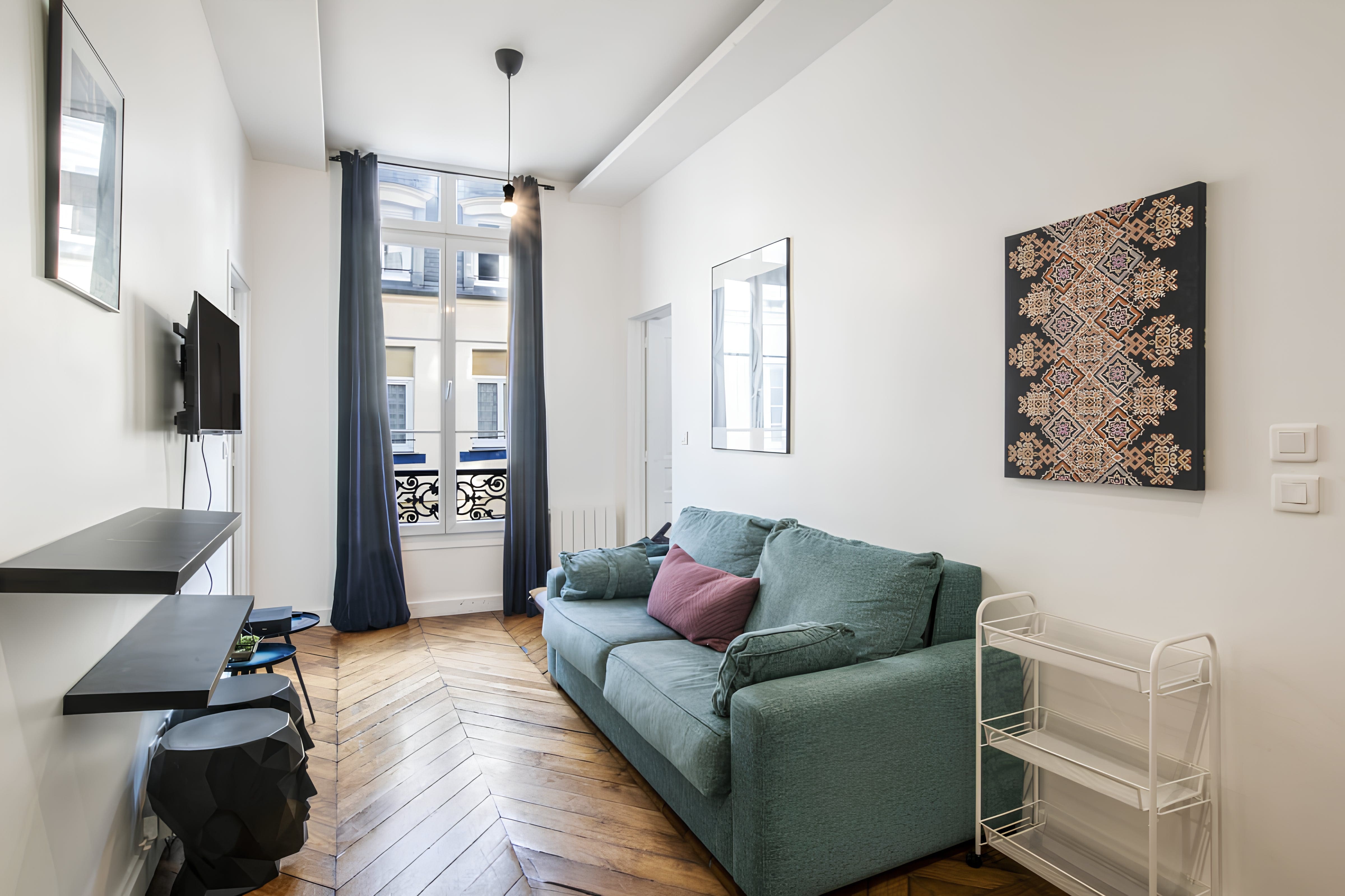 Château Palais Louvre Louvre – Palais Royal: Chic 2-Bedroom Apartment Rental with Family-Friendly Features, Louvre Paris