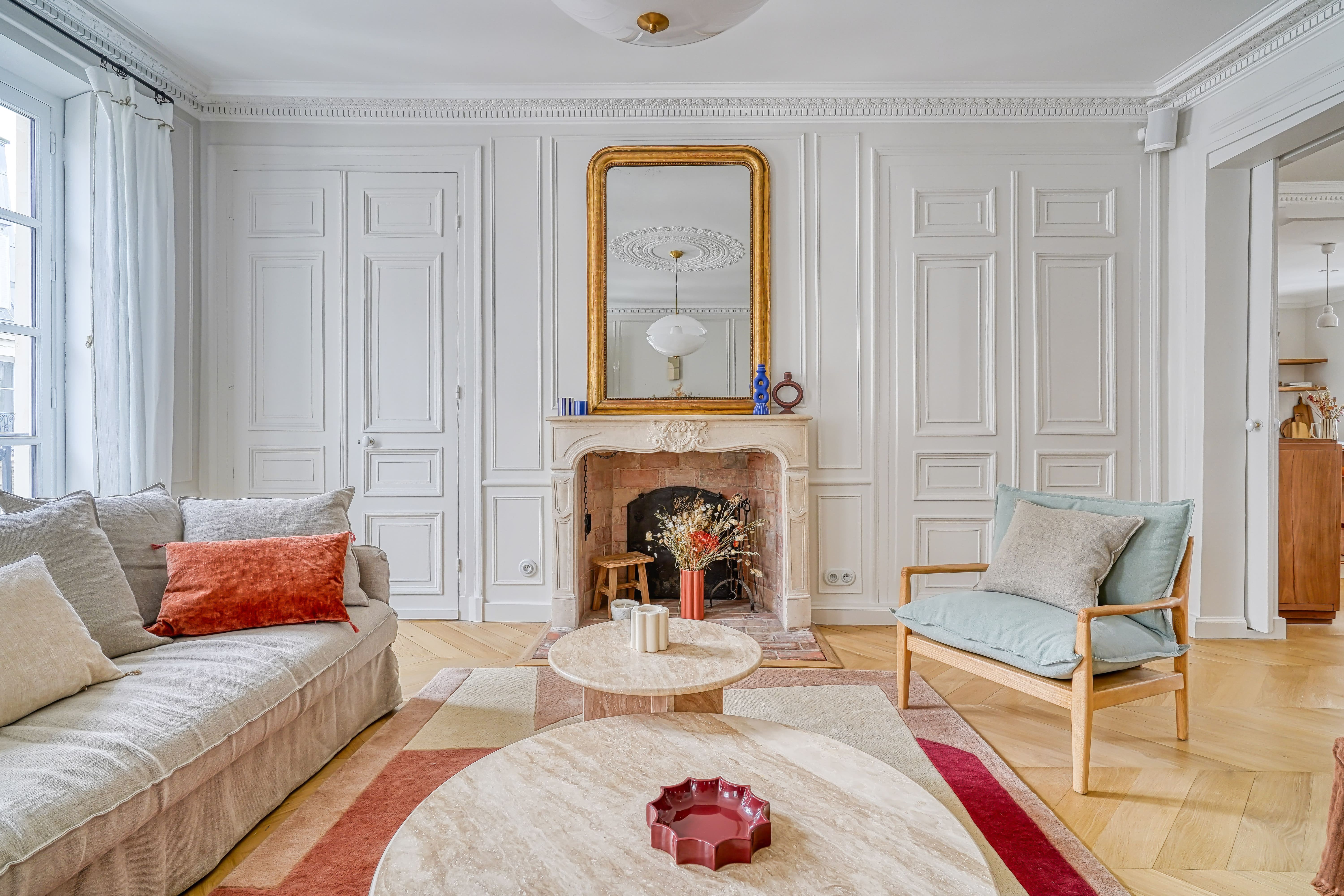 Château Palaisroyal Paris: Elegant 3-Bedroom Apartment Rental with Family-Friendly Features, Louvre Palais Royal