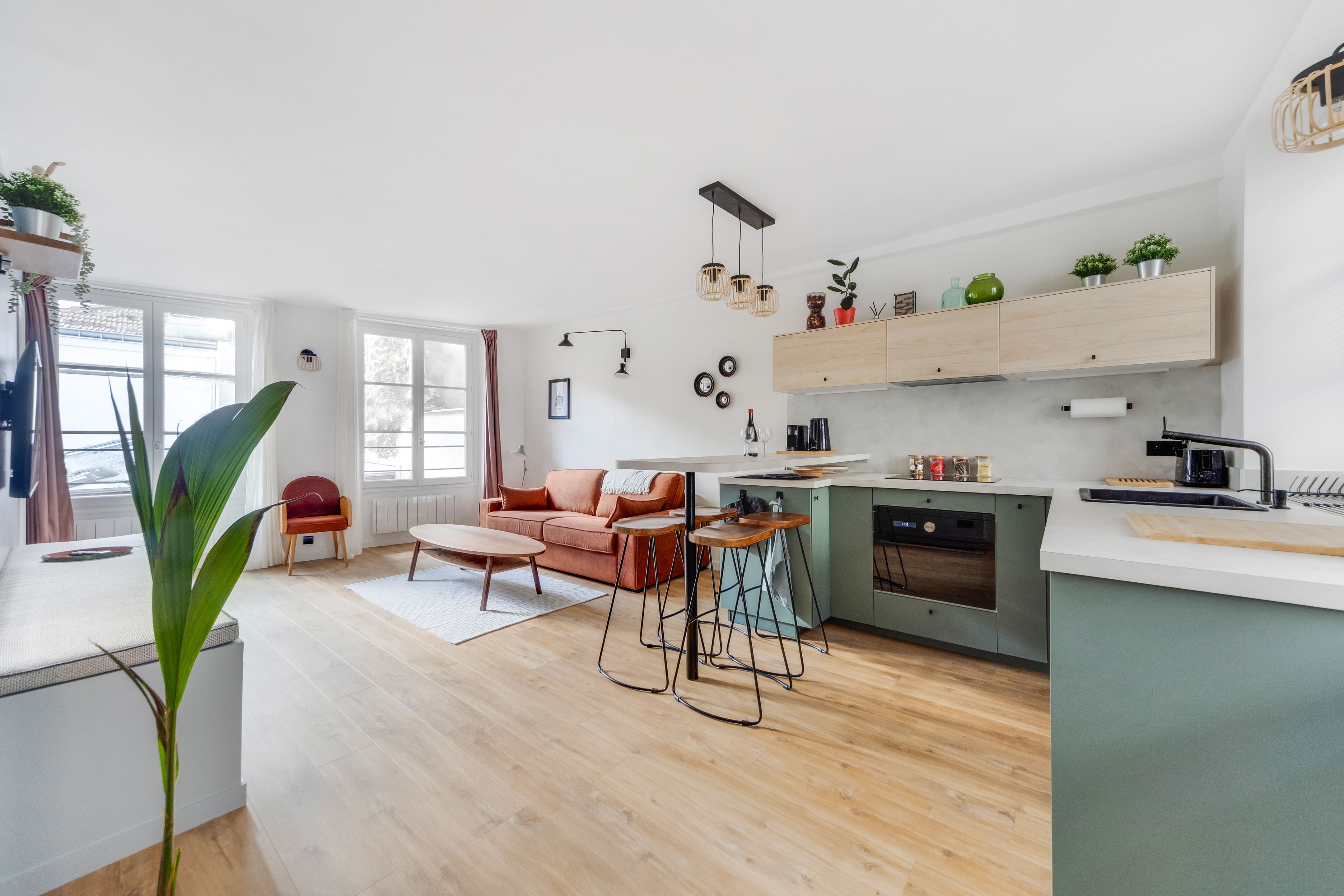 Château Panthéon LatinQuarter: Charming 1-Bedroom Apartment Rental with Garden Views, Latin Quarter Paris