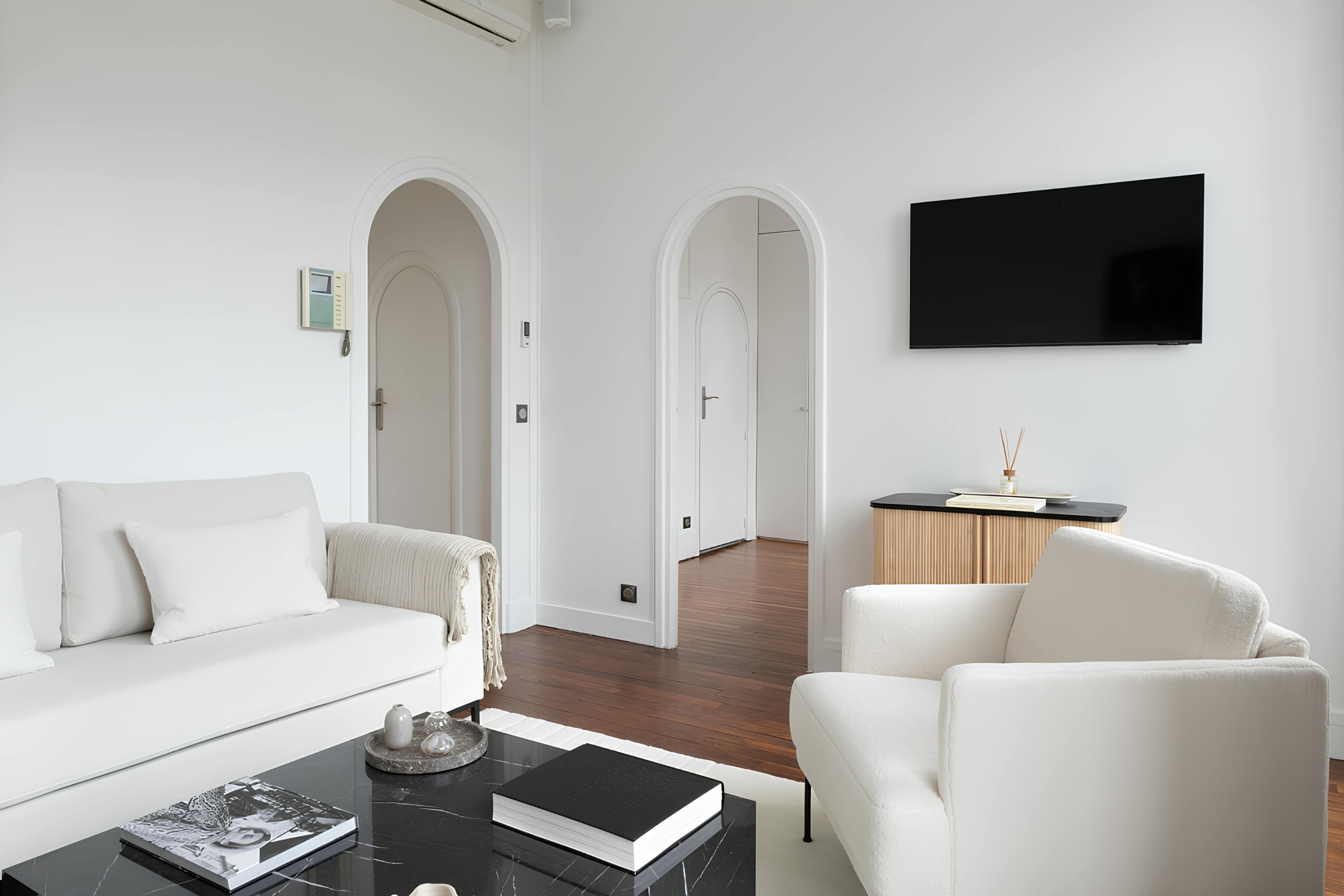 Villa Cramoisi Saint-Étienne Île de la Cité: Charming 1-Bedroom Apartment Rental with Air-Con in Île de la Cité, Paris