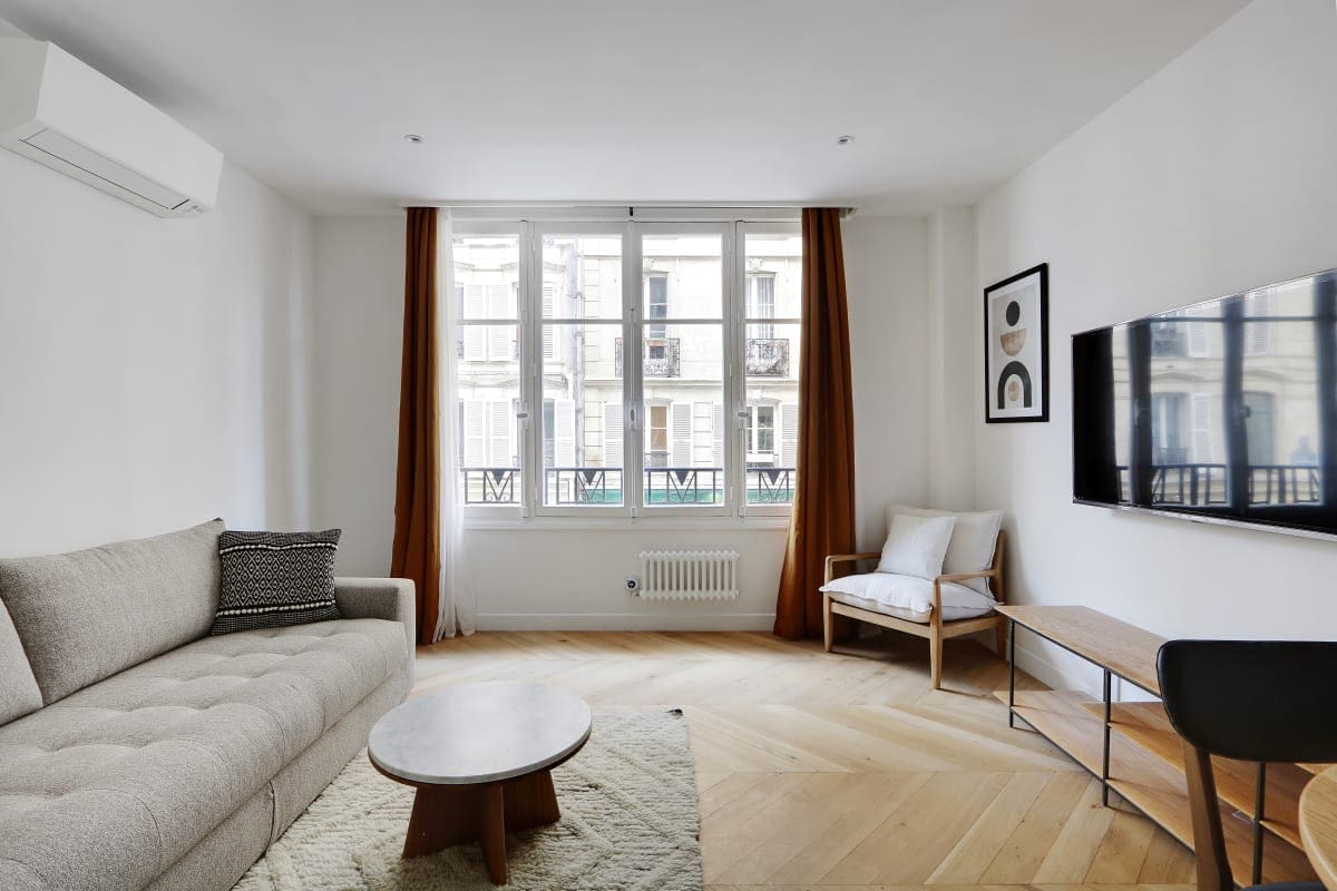 Château Parvis Île-de-la-Cité: Chic 1-Bedroom Apartment Rental with Air-Con and Family-Friendly Comfort, Île de la Cité