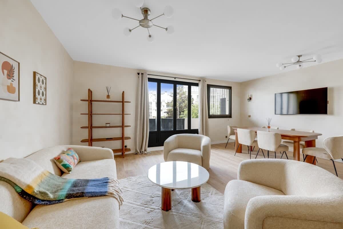 Château Poincaré Neuilly: Stylish 2-Bedroom Apartment Rental with Terrace, Neuilly-sur-Seine
