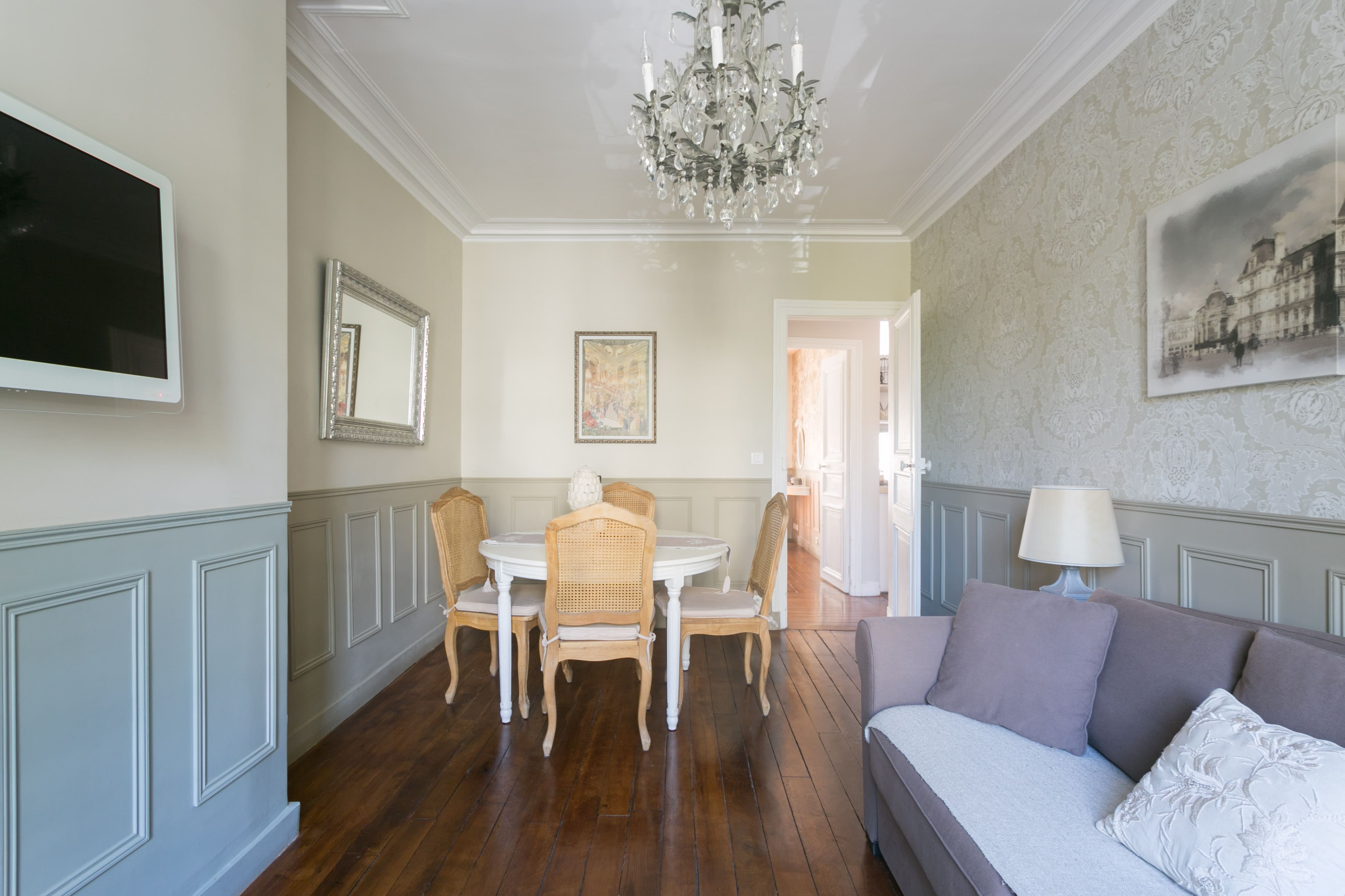 Château Poncelet Paris: Elegant 1-Bedroom Apartment Rental with Family-Friendly Features, Arc de Triomphe