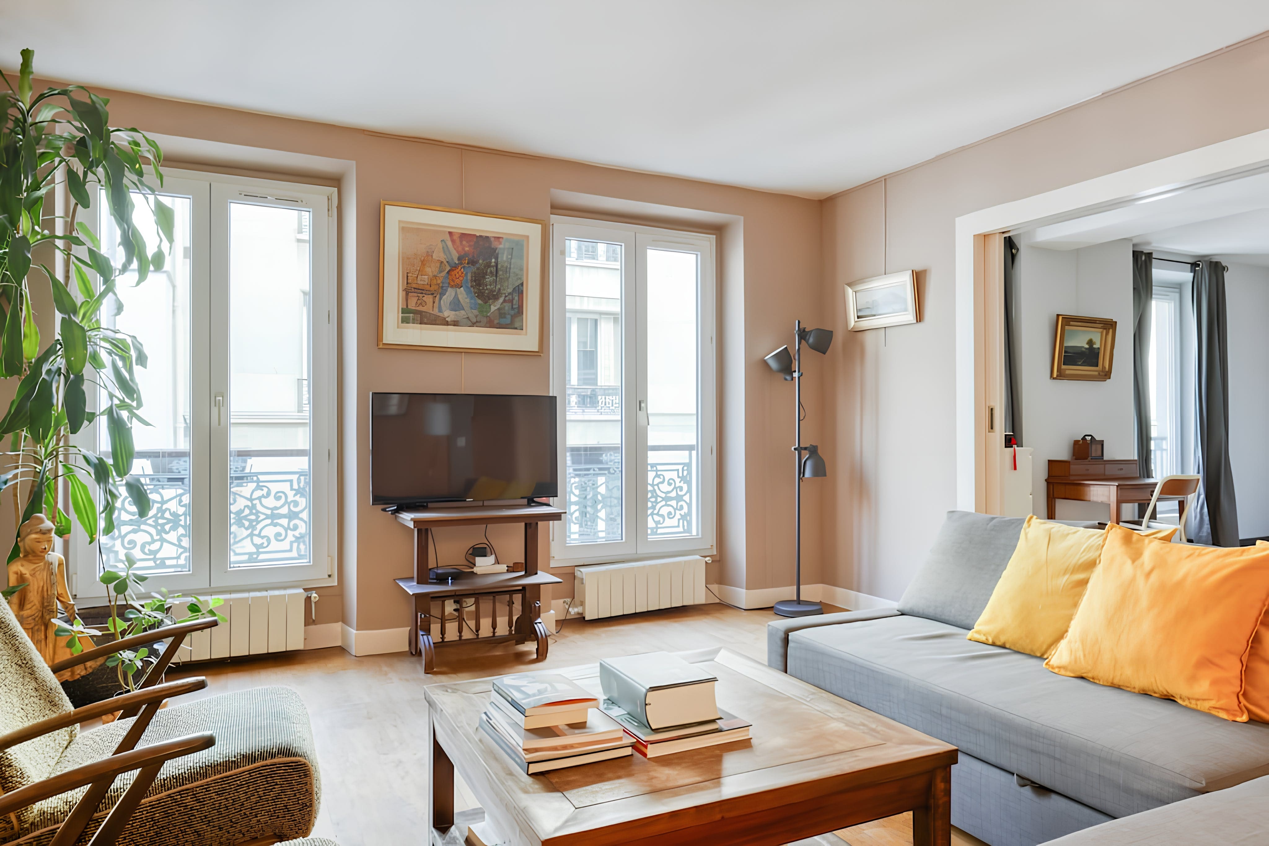 Château Réaumur Grands-Boulevards: Spacious 4-Bedroom Family-Friendly Luxury Apartment Rental in Grands Boulevards, Paris